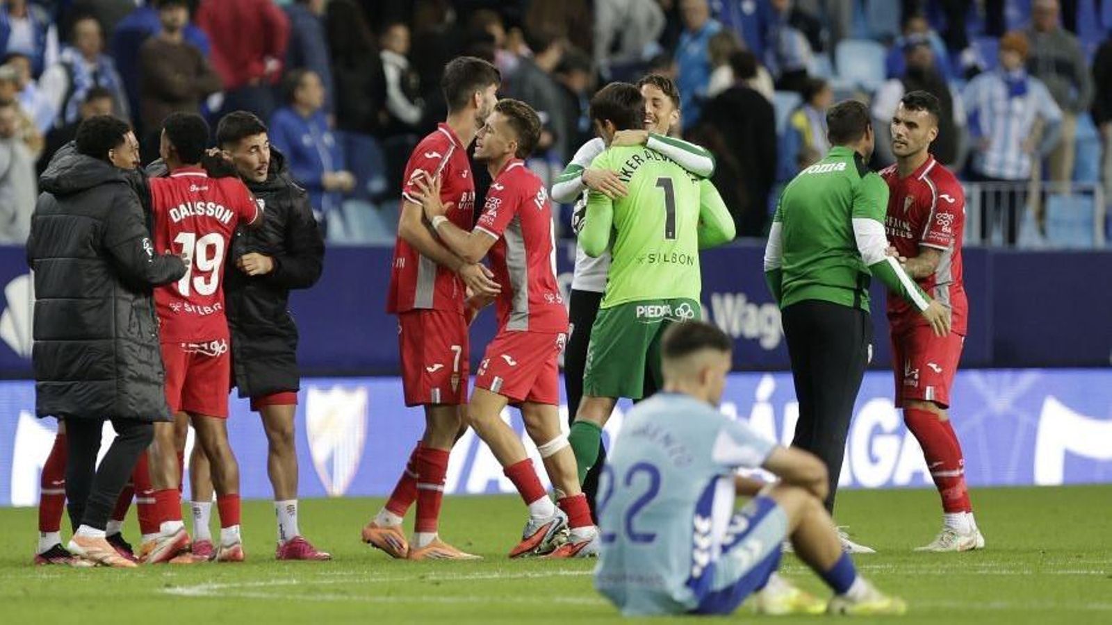 Los jugadores del Córdoba CF se abrazan tras sumar un punto en Málaga.