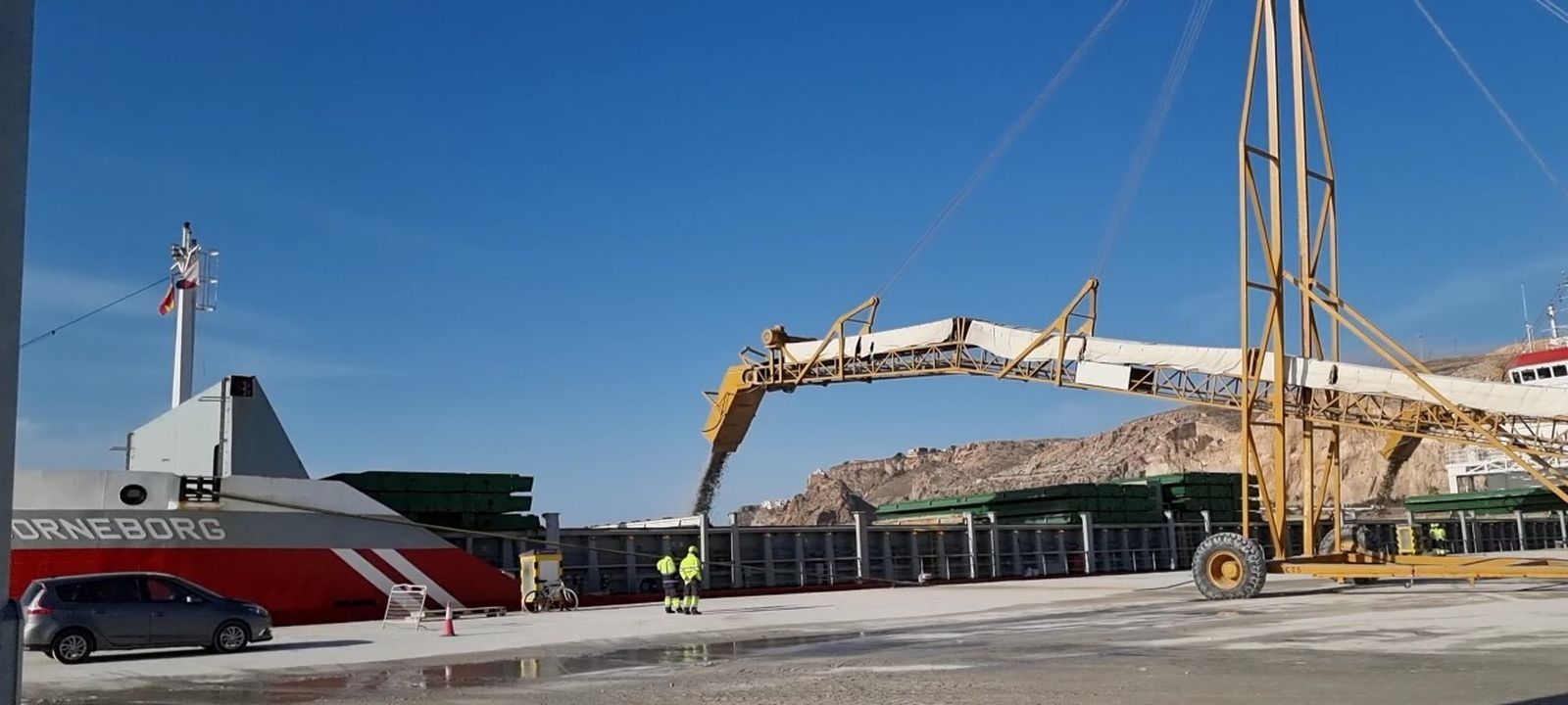 Carga de yeso en el Muelle de Pechina en el Puerto de Almería