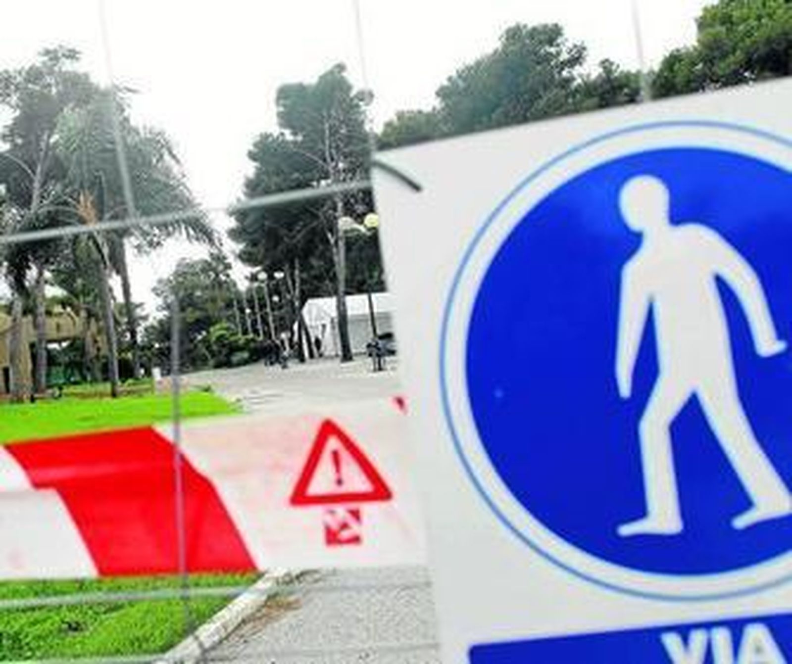 Una de las vallas perimetrales en el inicio de las obras del nuevo complejo.