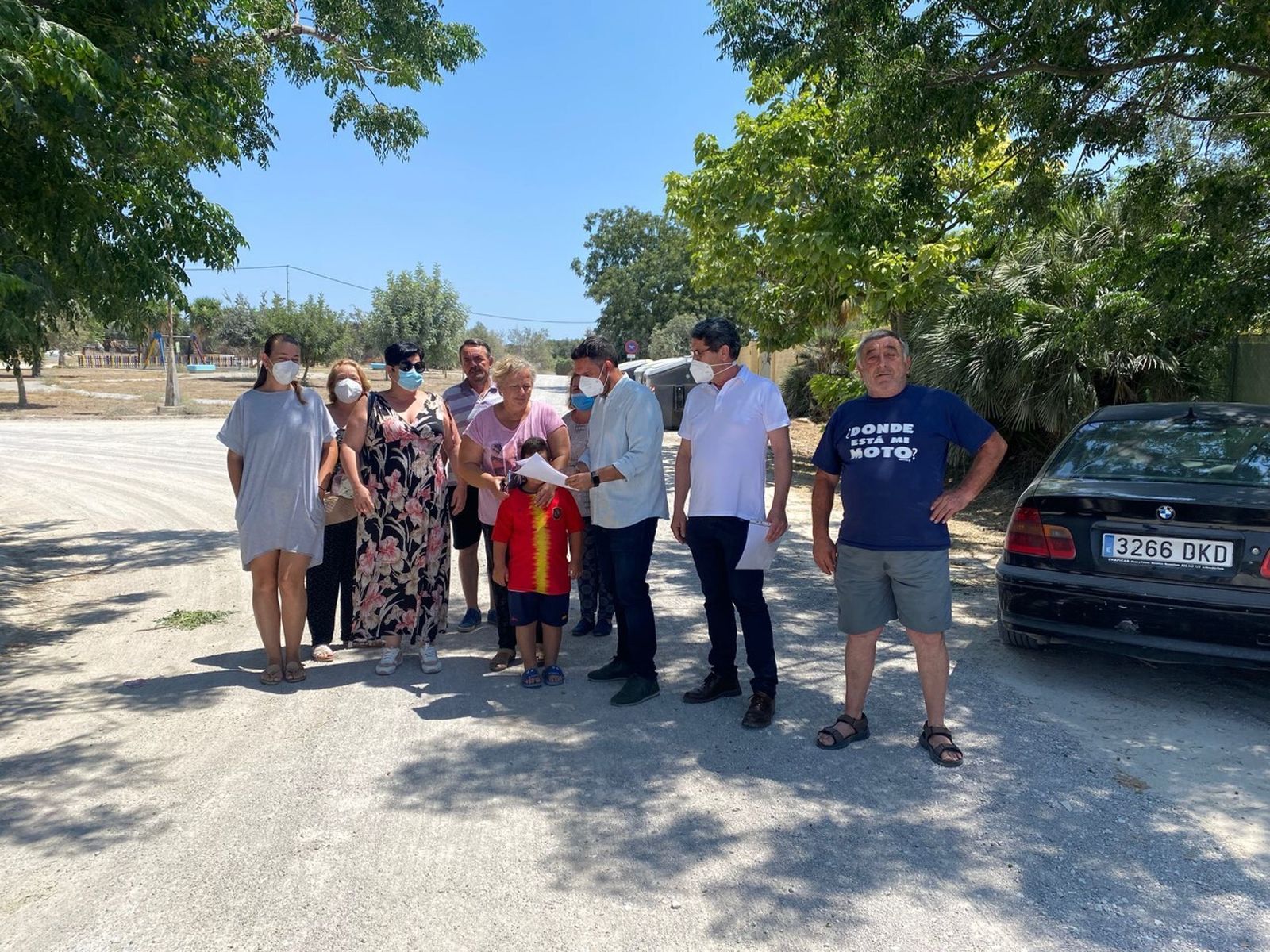 Jesús Alba, con la delegada de Alcaldía y vecinos de La Guareña explicando la situación de los caminos rurales.