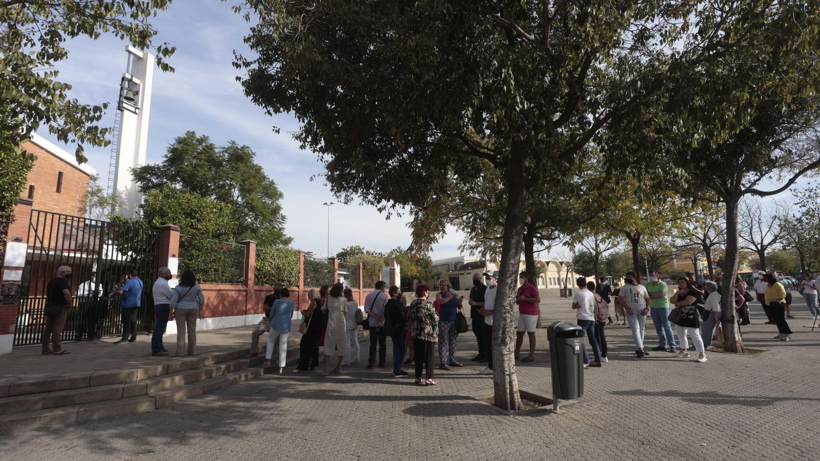 La larga cola para contemplar al Señor fue una constante ayer.