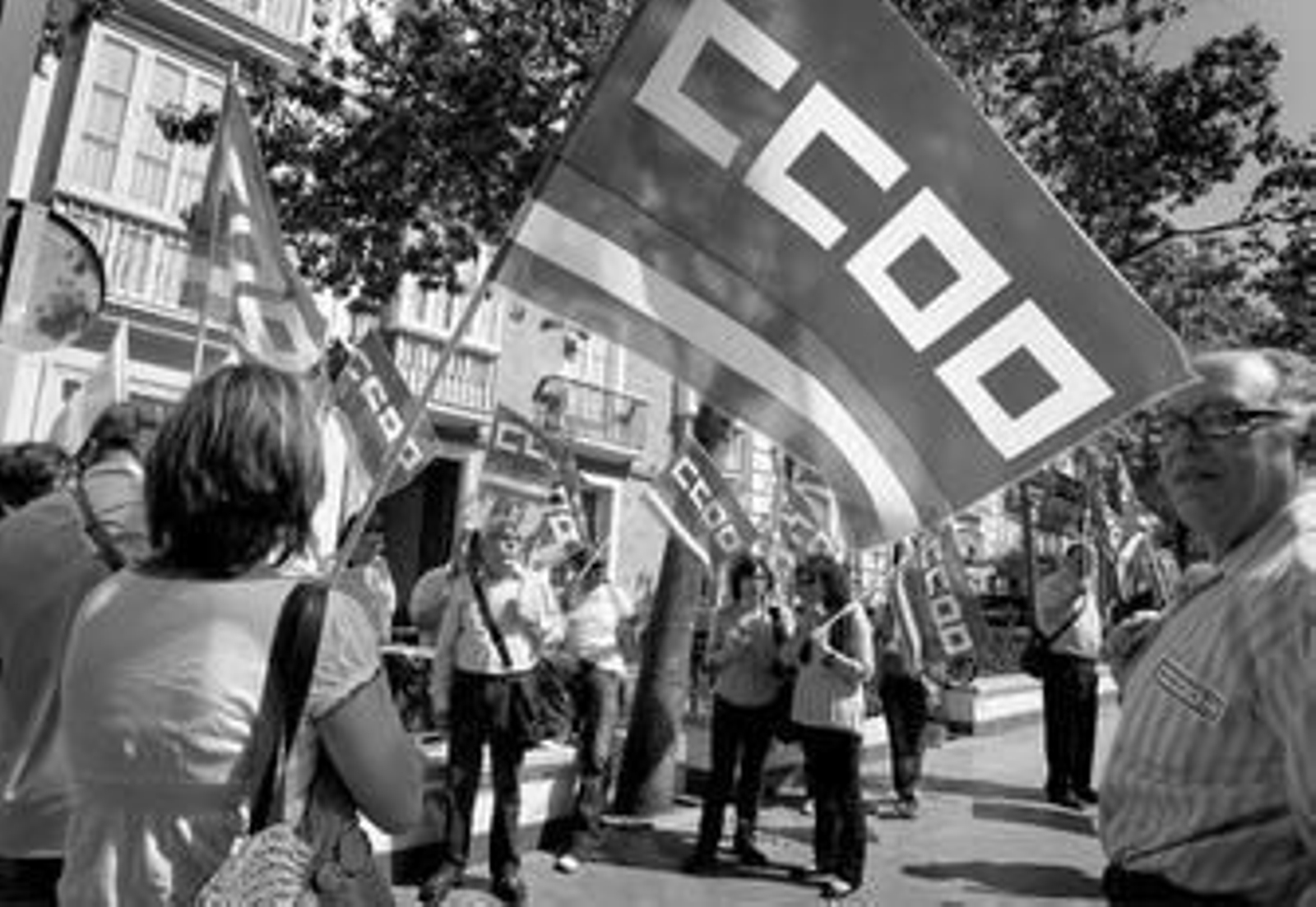 Un grupo de docentes se congregó ayer frente a la sede de la Delegación provincial de Educación.