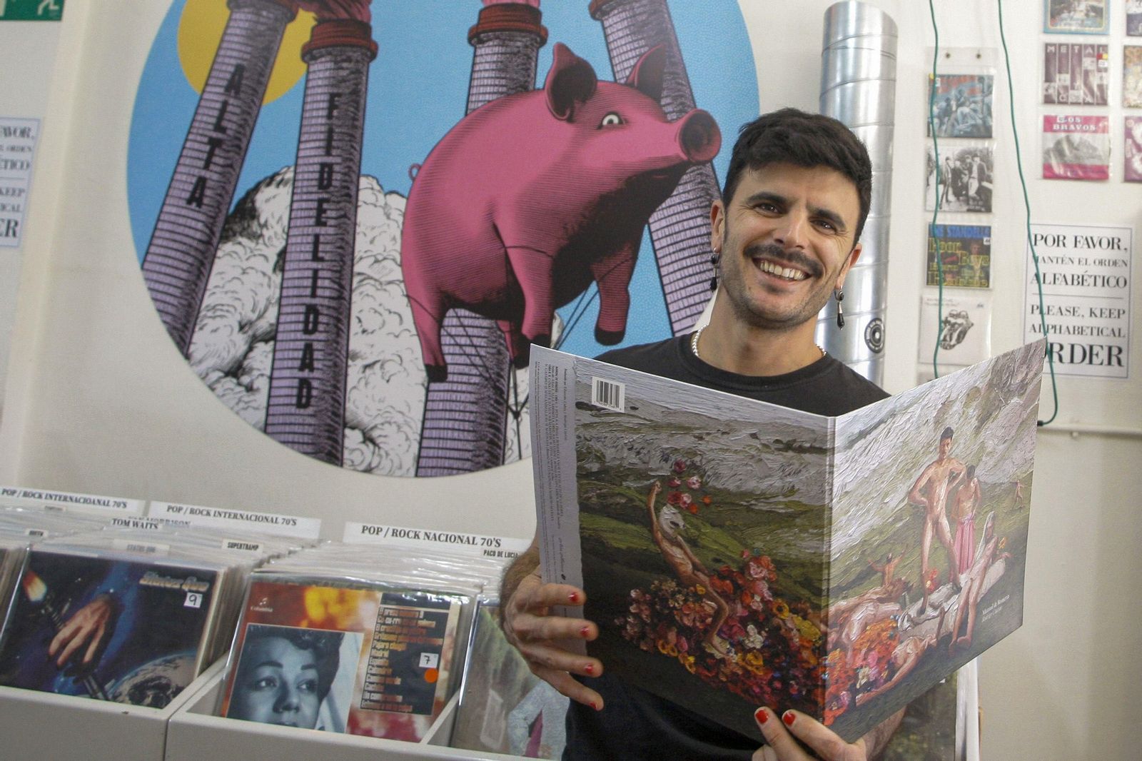 Rodrigo Cuevas, cantante, compositor, acordeonista, percusionista, DJ y presentador de televisión.