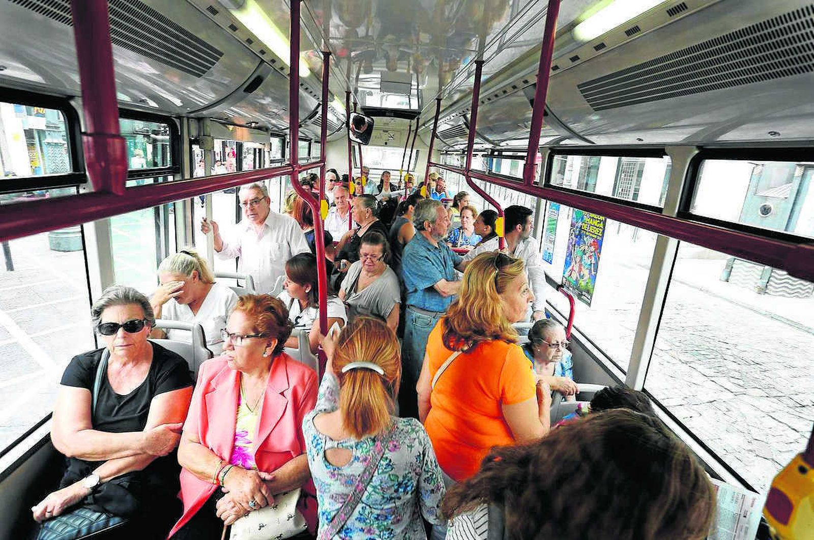 La mayoría de usuarios que utilizan transporte público, como el autobús, suelen ser personas mayores y jubiladas.