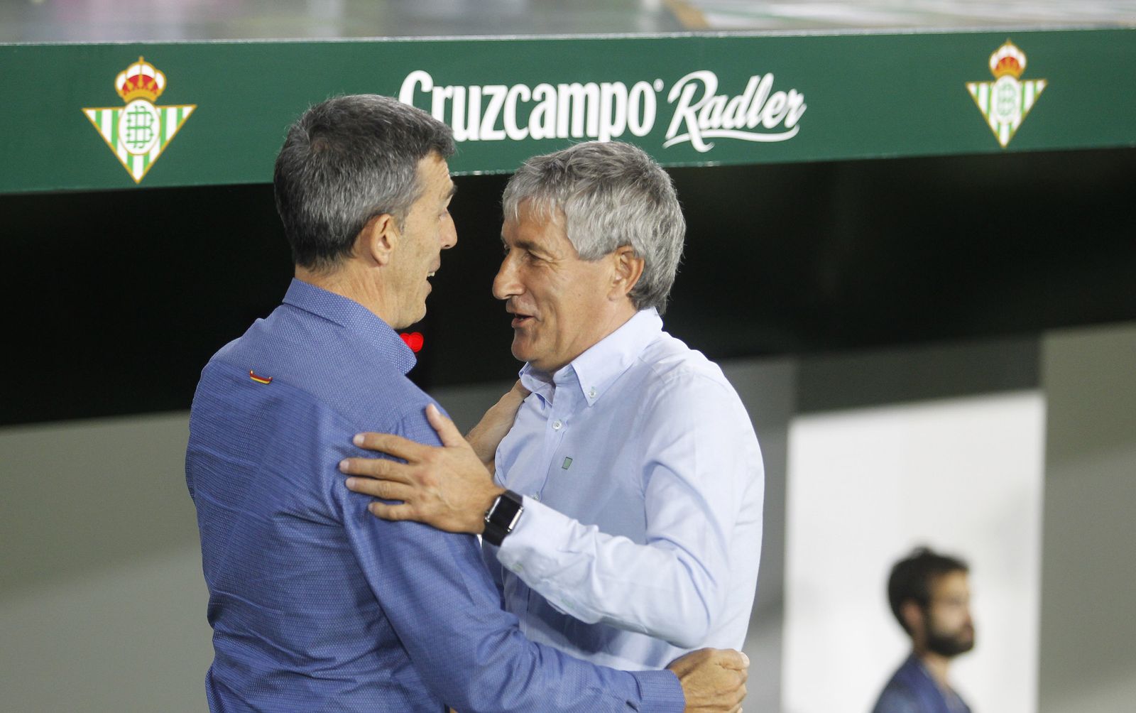 Setién y López Muñiz se saludan en el Betis-Levante del lunes 25 de septiembre.