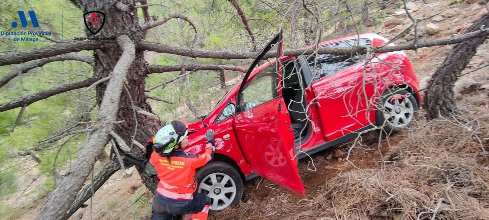 Bomberos actúan en el accidente en Igualeja