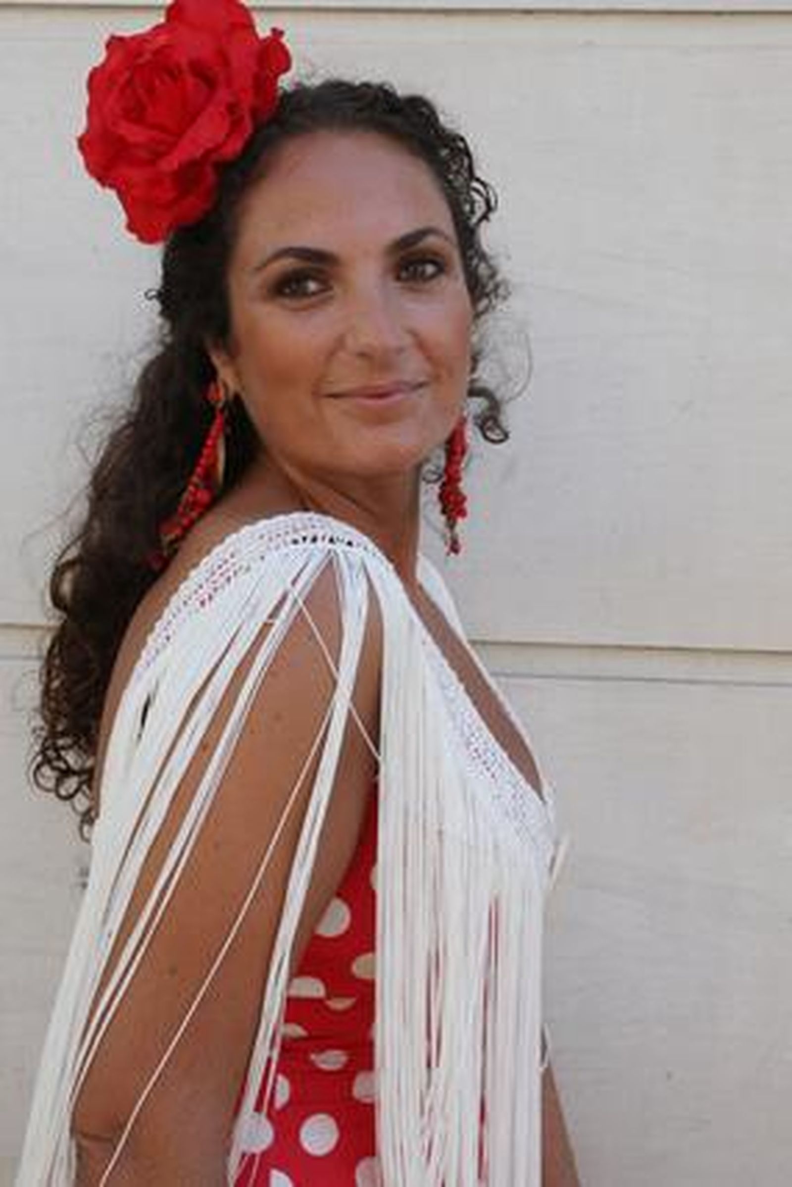 Una chica posa ataviada con su traje de faralaes.

Foto: Paco Guerrero