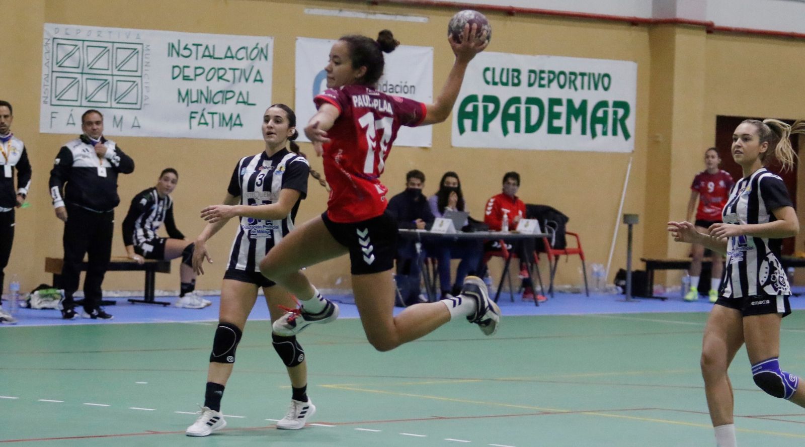 Paula Plaza, jugadora del Deza Córdoba BM, supera a la defensa del Málaga Costa del Sol.