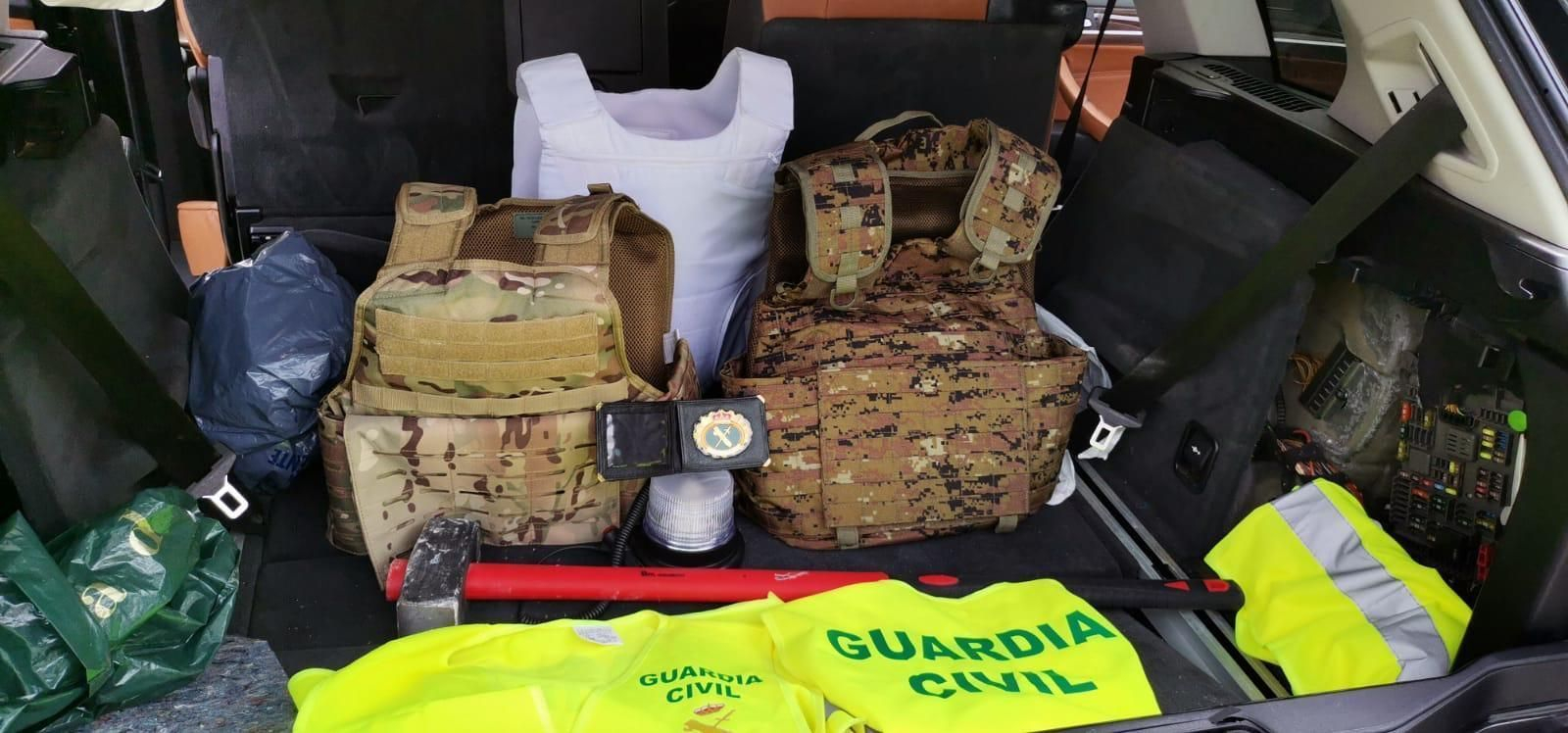 Chalecos antibalas del Ejército y prendas de la Guardia Civil que se le intervinieron al Turco en 2020.