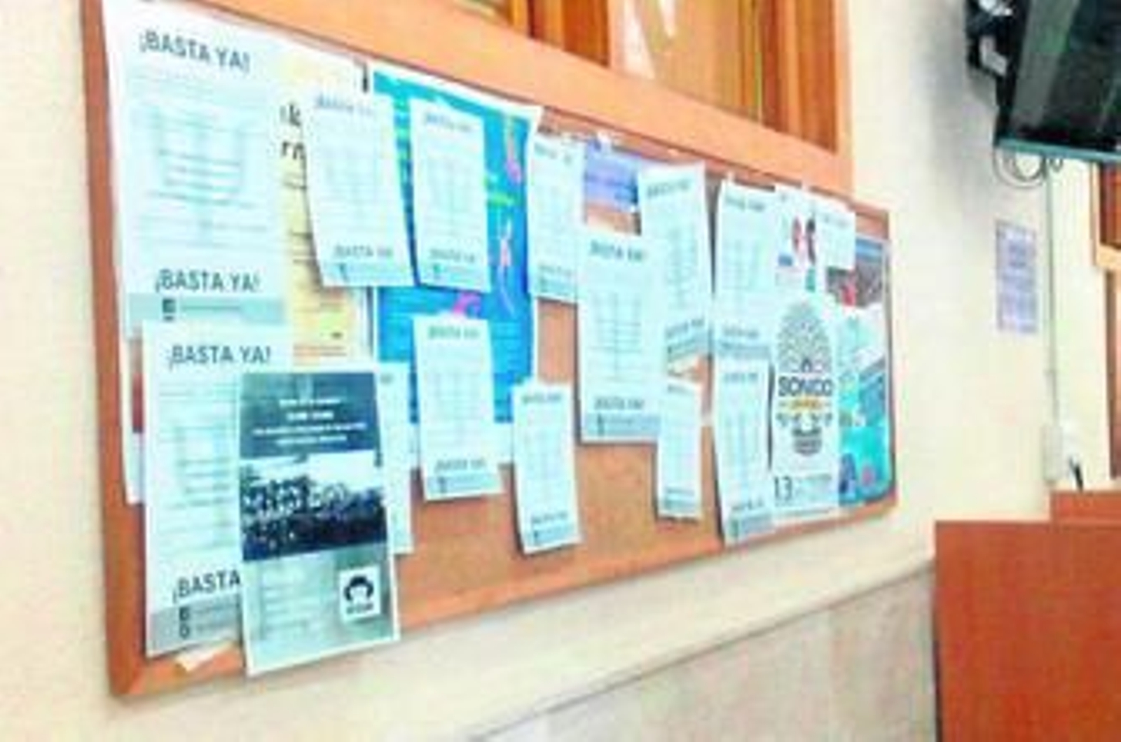 Los alumnos de Psicología han tenido que hacer carteles y distribuirlos para protestar.