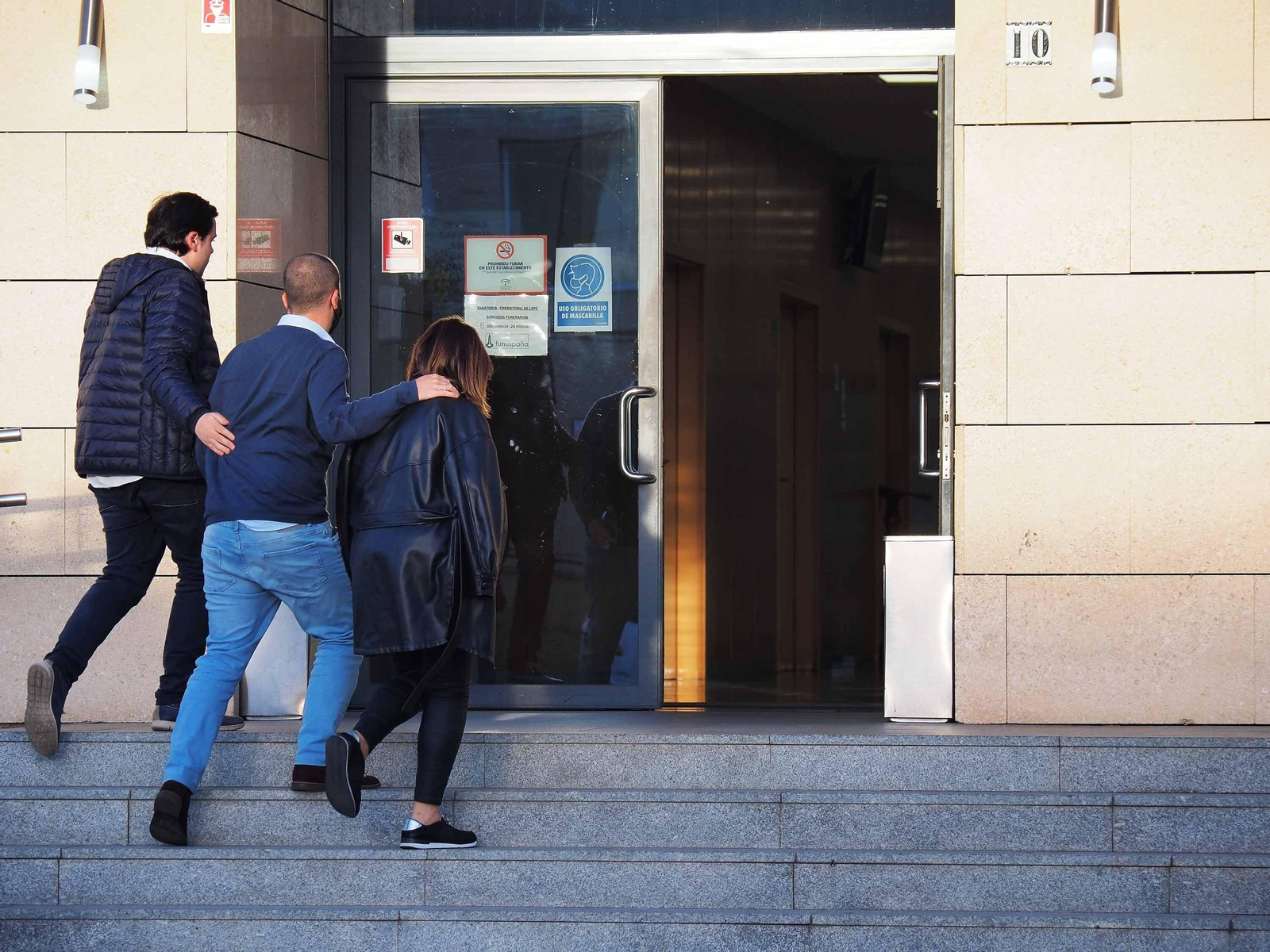 Llegada al tanatorio de Lepe de allegados del marinero fallecido