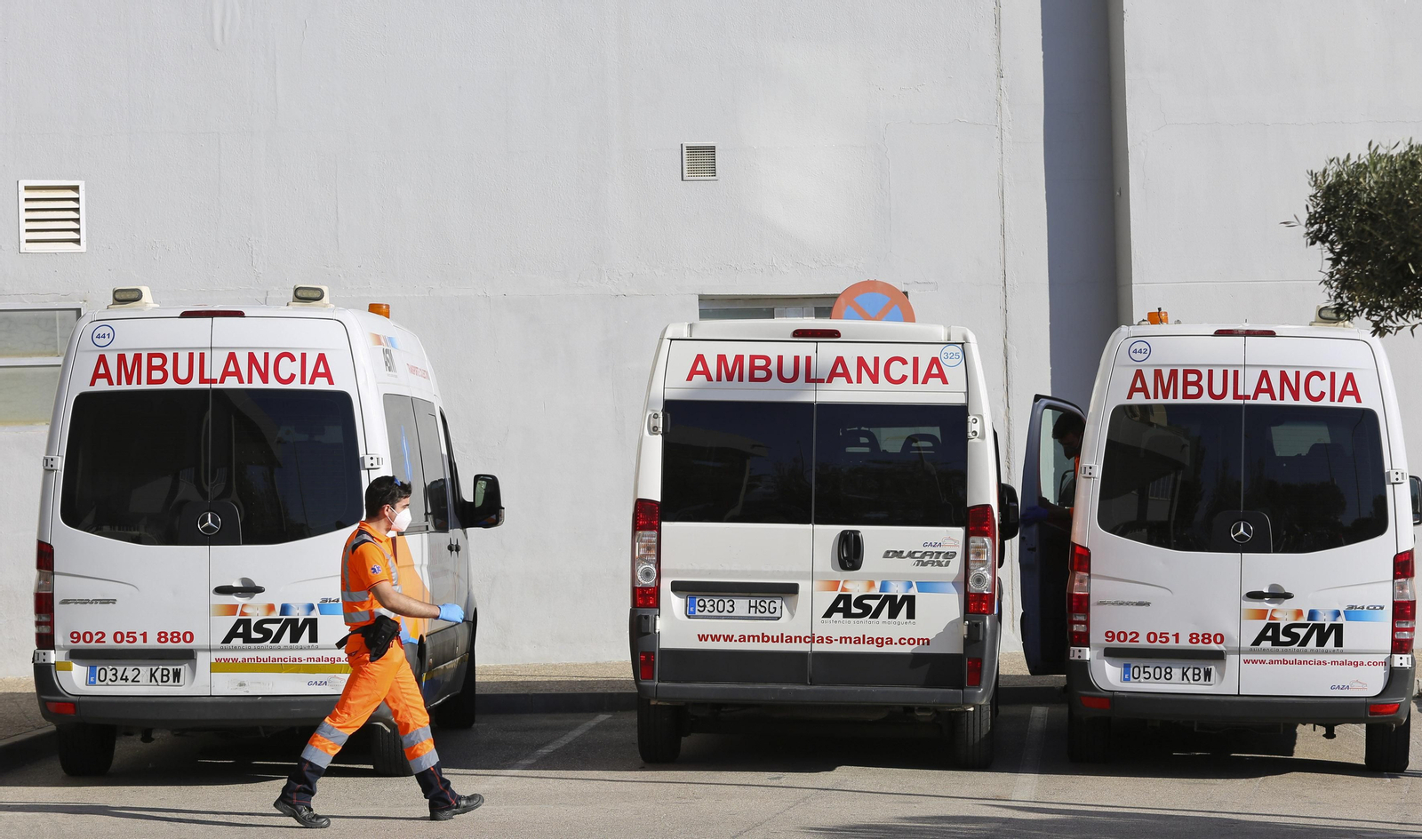 Ambulancias en un centro sanitario. Ambulancias en un centro sanitario.