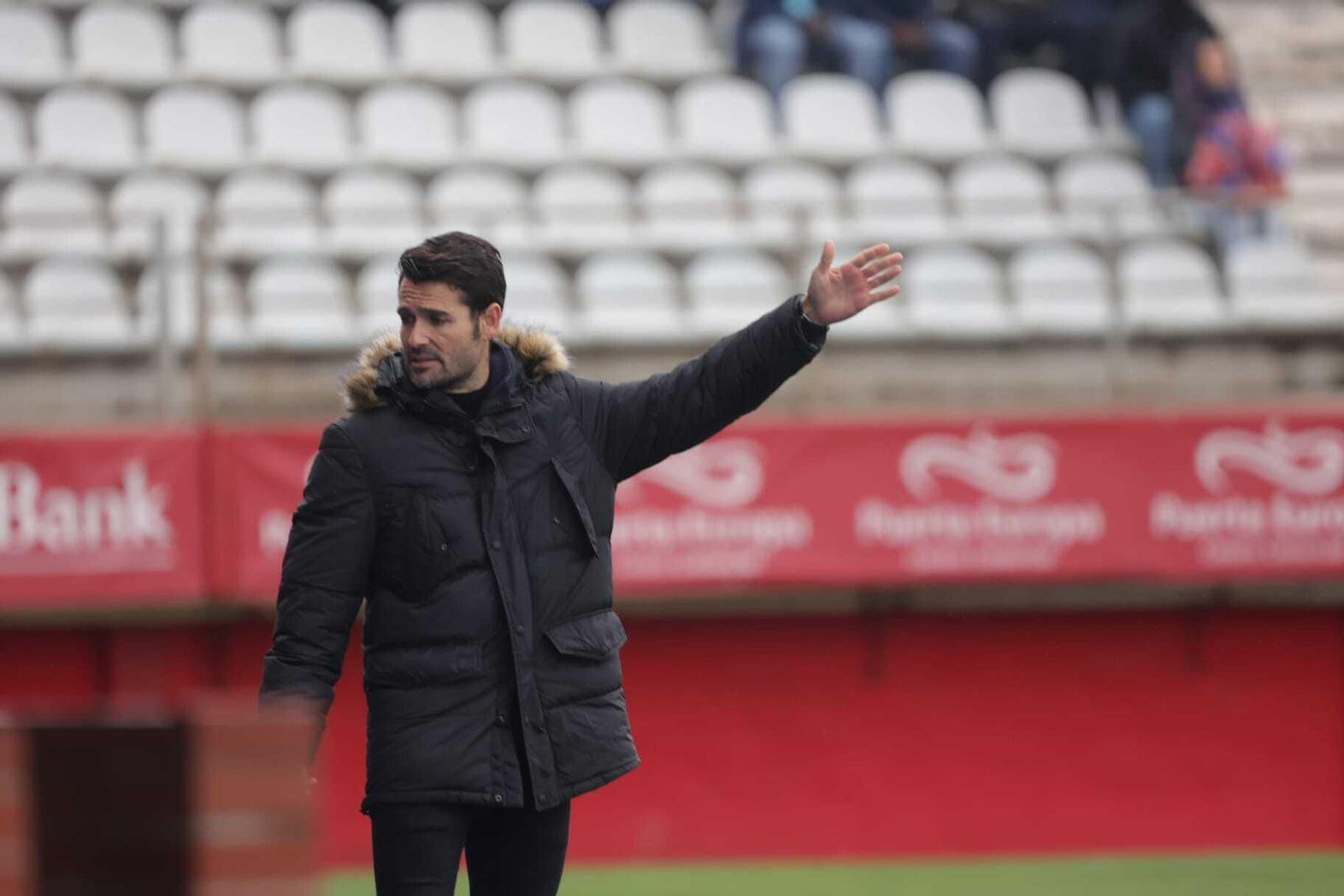 Lolo Escobar hace indicaciones durante el Algeciras - Melilla.
