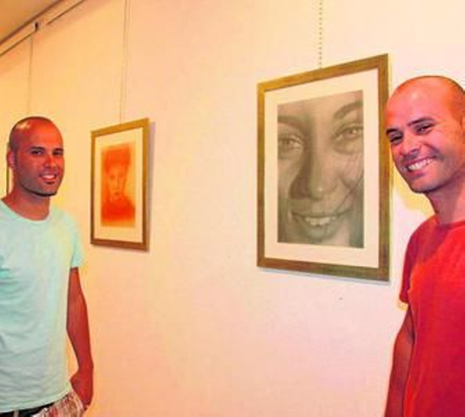 Los hermanos Pérez Moreno ante algunas de sus obras.