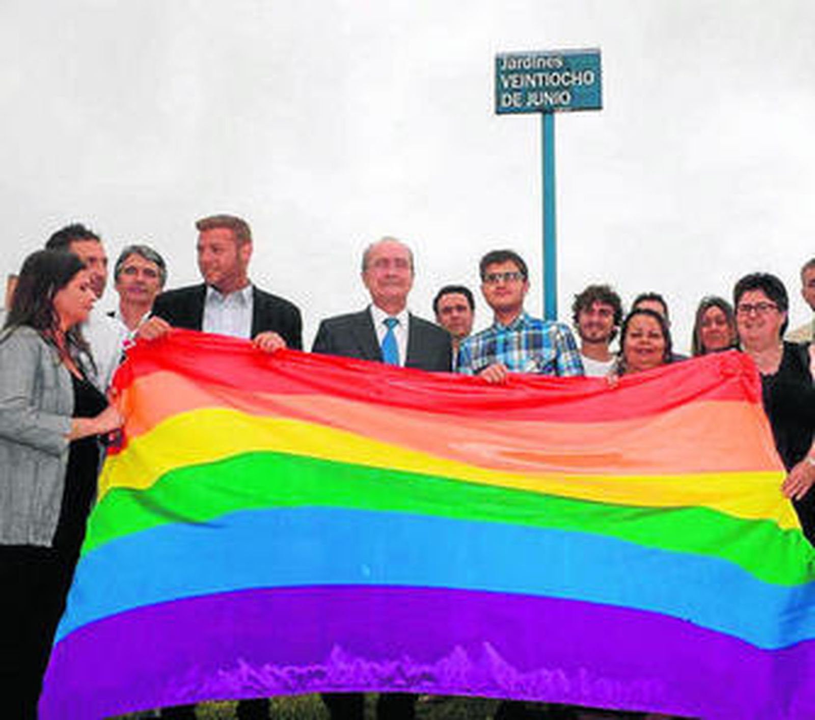 El alcalde, con la bandera arco iris.