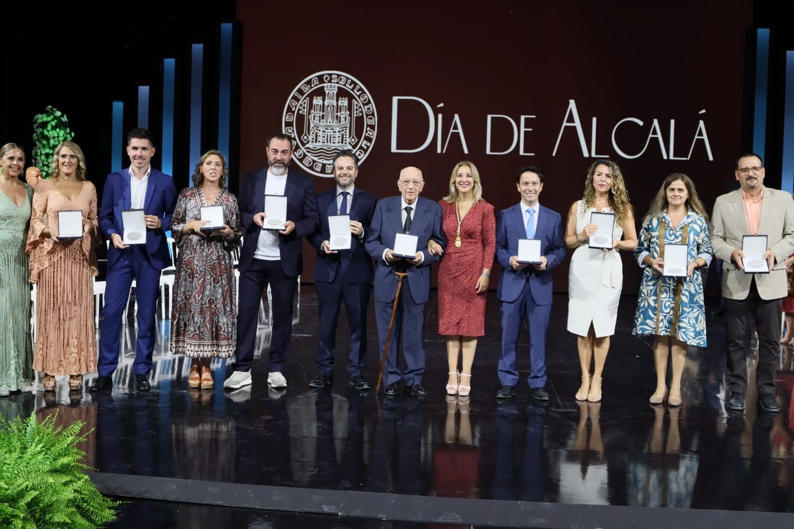 Los premiados en el Día de Alcalá de 2022 posan con la alcaldesa, Ana Isabel Jiménez.