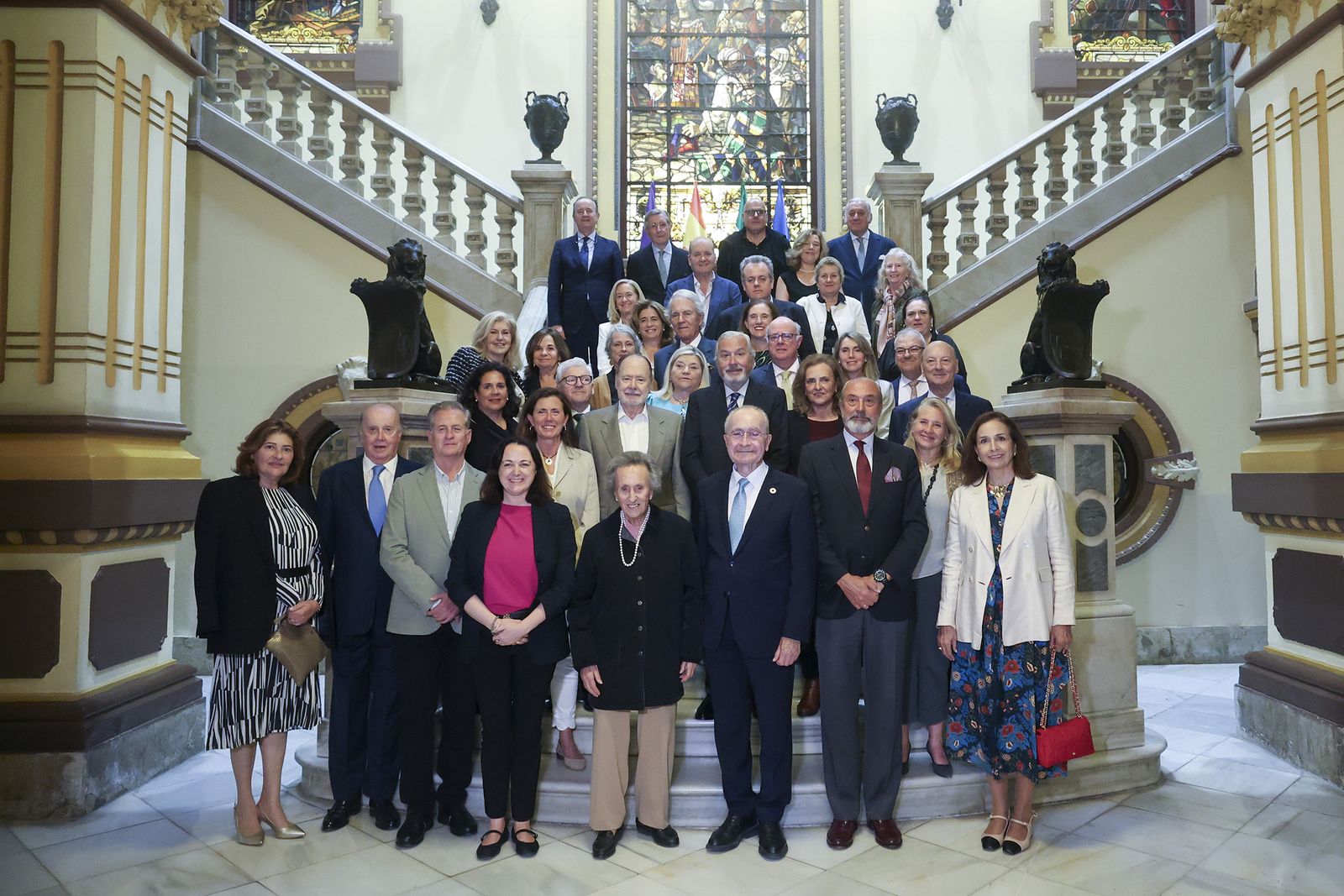 El Ayuntamiento de Málaga incorpora el retrato de Alarcón Luján a la galería de alcaldes, en imágenes