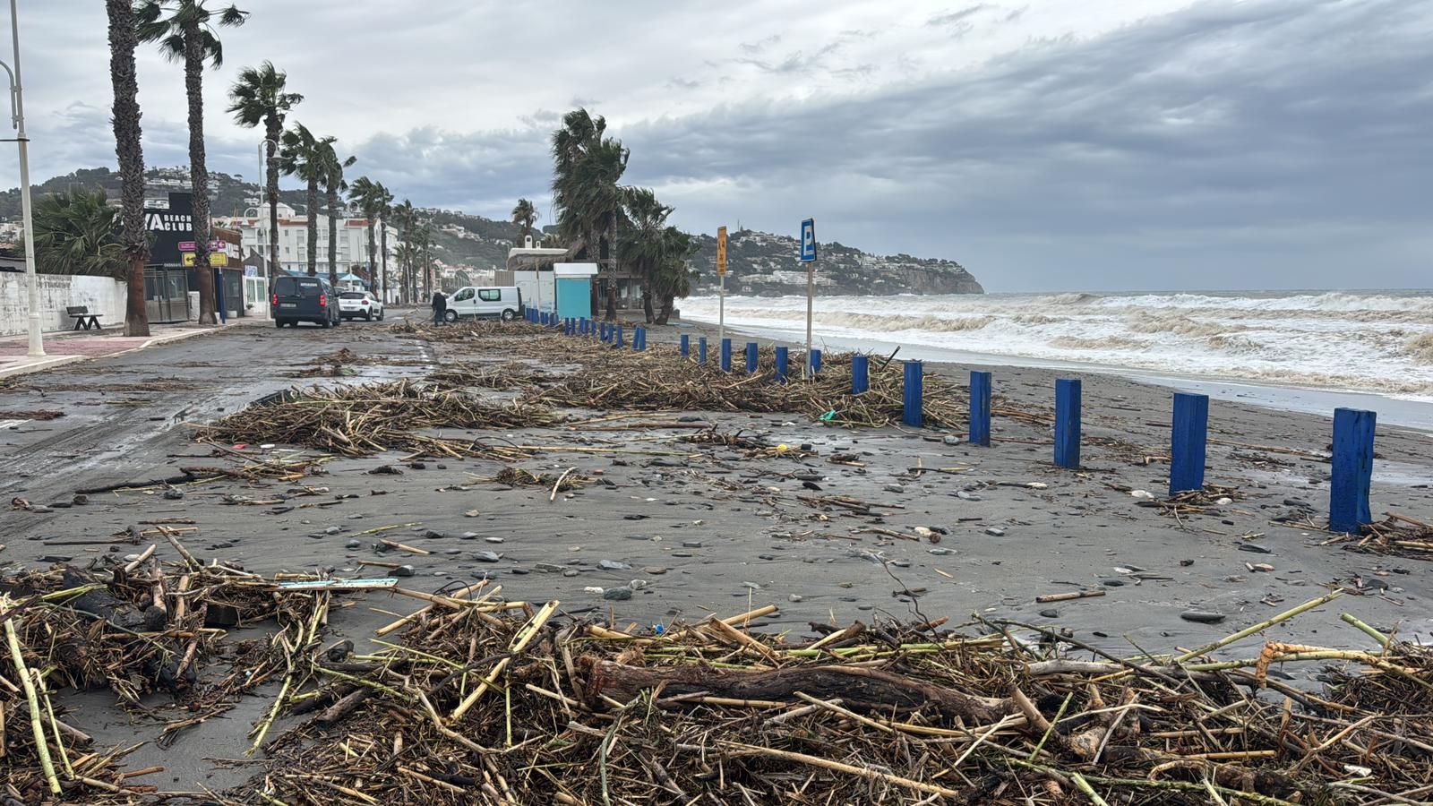 Las cañaveras, arena y piedras se hacen con parte del paseo marítimo de La Herradura