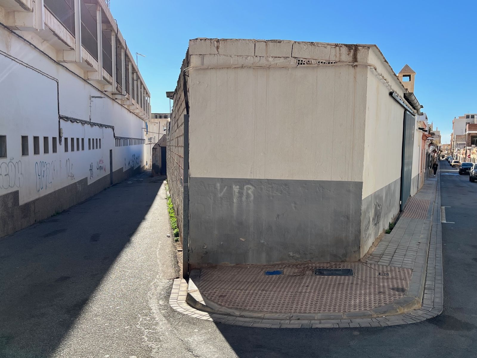 Advierten de la caída de cascotes del Estadio de Fútbol Escribano Castilla de Motril a varias calles colindantes