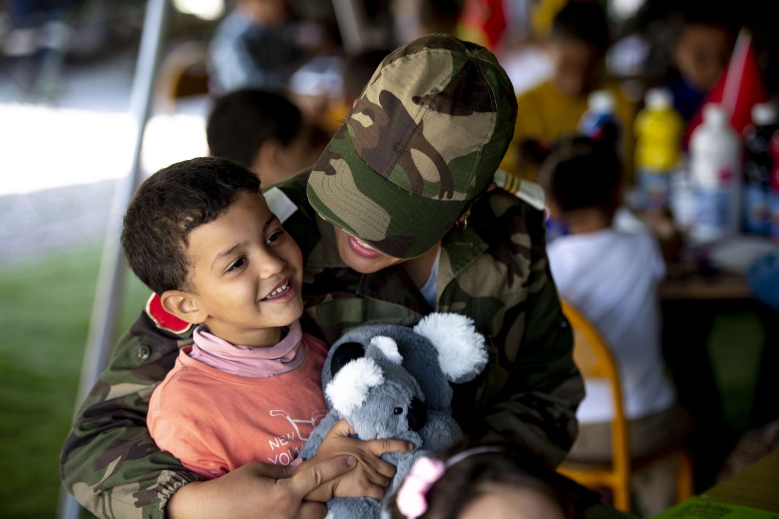 Militares marroquíes juegan con niños en un improvisado jardín de infancia para menores afectados por el terremoto en Amizmiz, al sur de Marruecos.