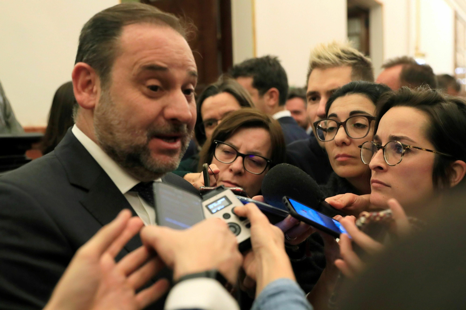 El ministro de Transportes, José Luis Ábalos, atiende a la prensa en el Congreso de los Diputados de Madrid
