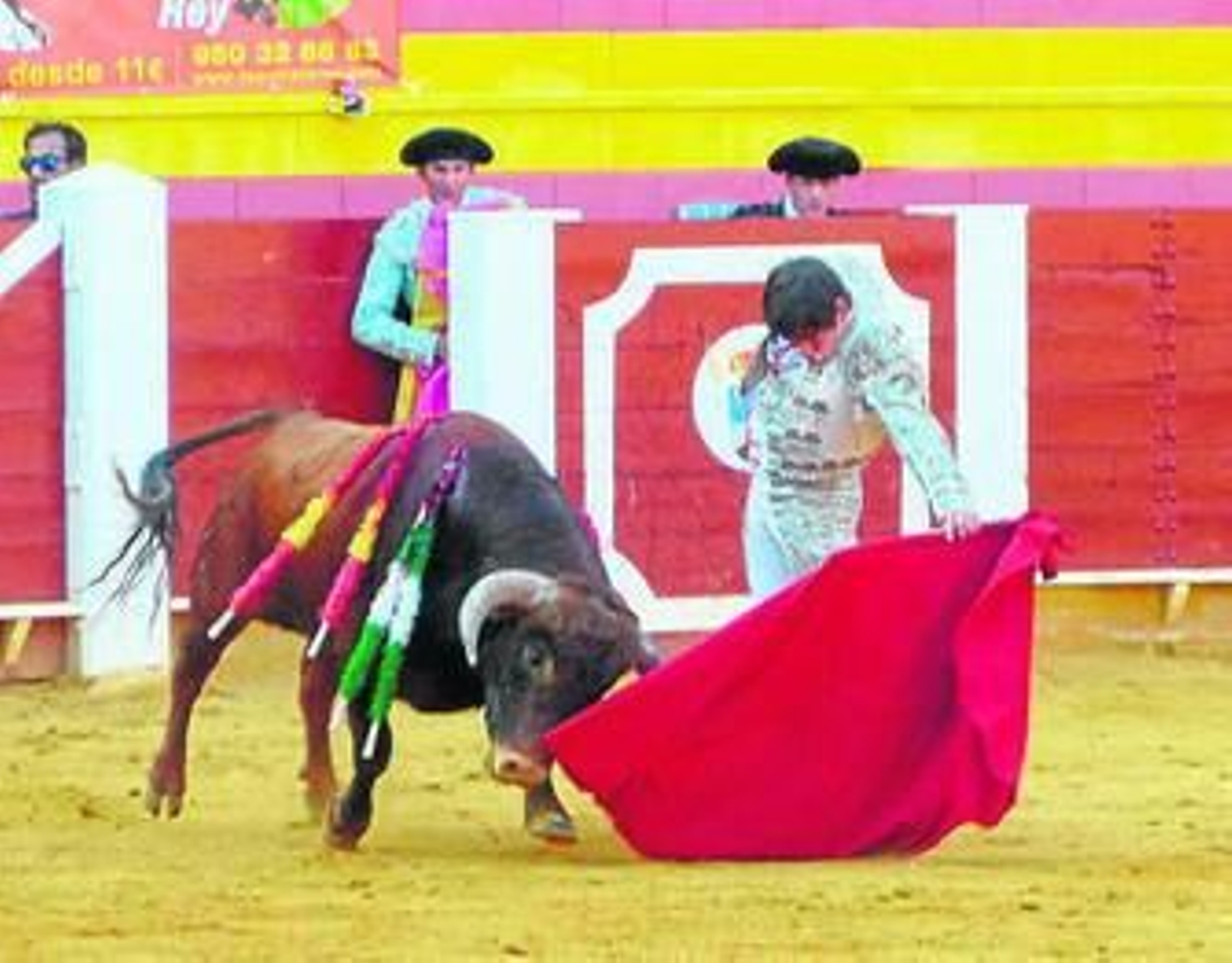 Un natural de Corruco de Algeciras en la plaza de Roquetas.