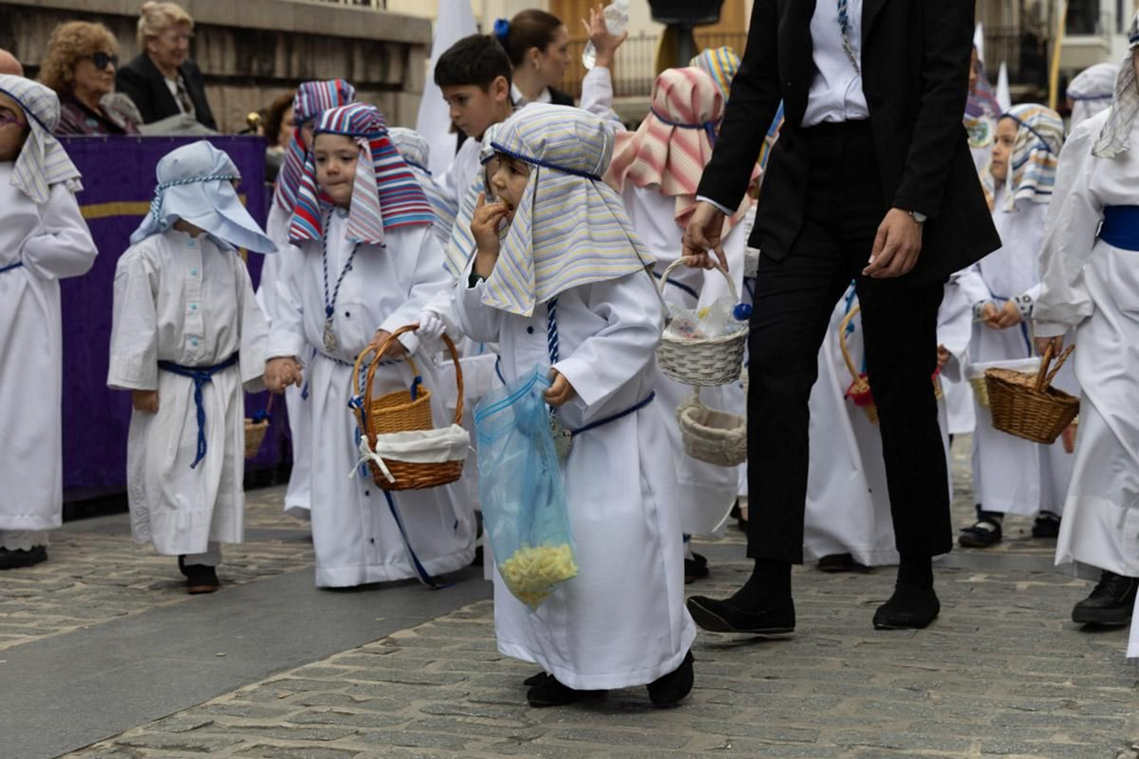 Los jiennenses se echan a la calle para presenciar la primera de las procesiones de la jornada: la Borriquilla (II)