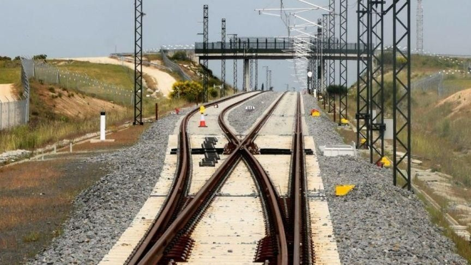 Desvíos en una línea de Alta Velociad de Adif.