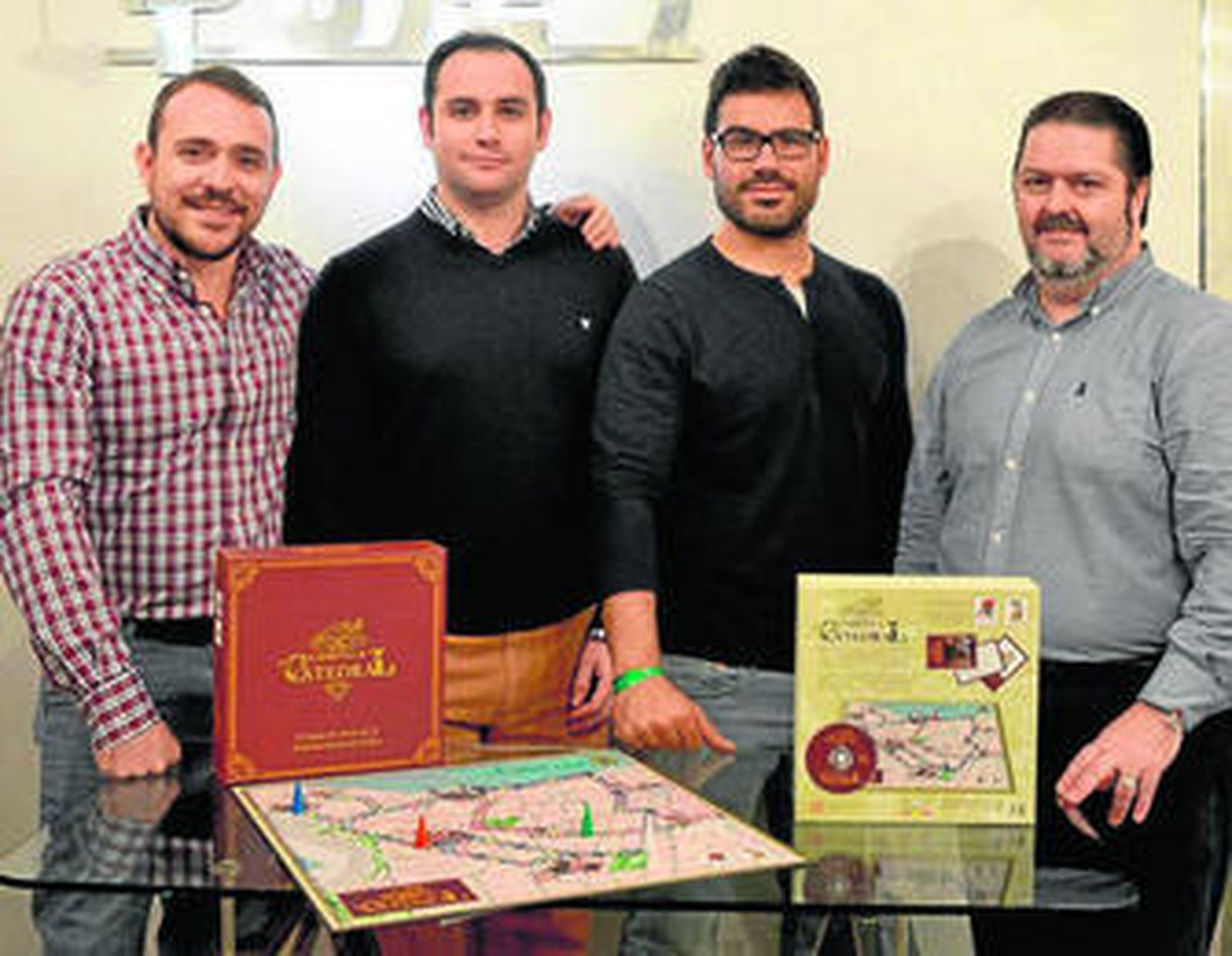 Los cuatro gaditanos posan con el juego de mesa que han creado sobre la Semana Santa.
