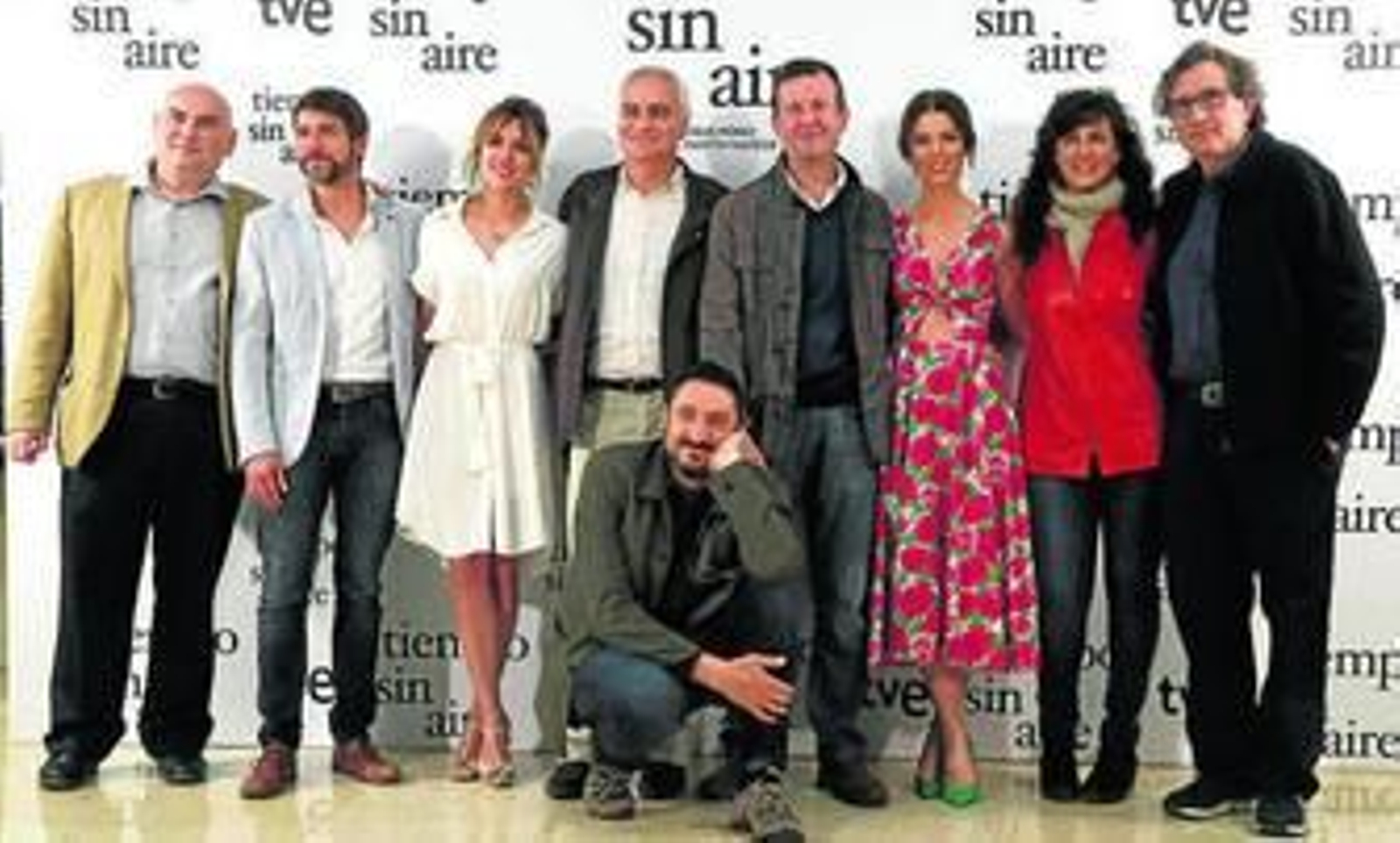 Los realizadores de 'Tiempo sin aire' y el elenco de la película posan para los fotografos.