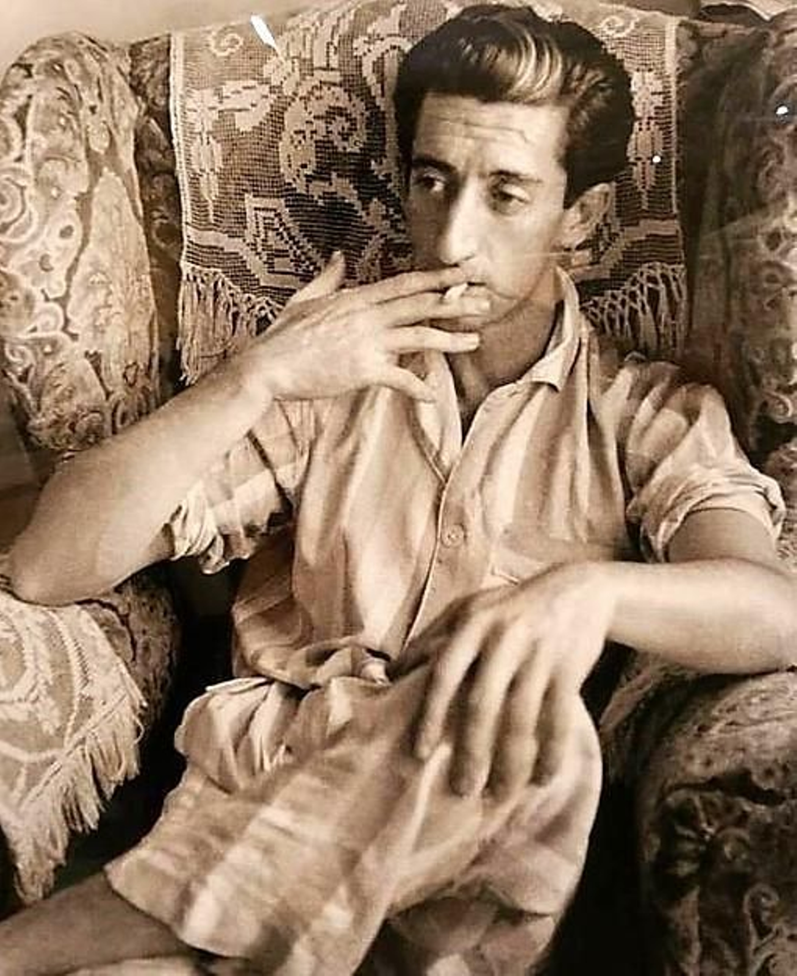 Manolete, fumando con singular estilo antes de vestirse de luces.