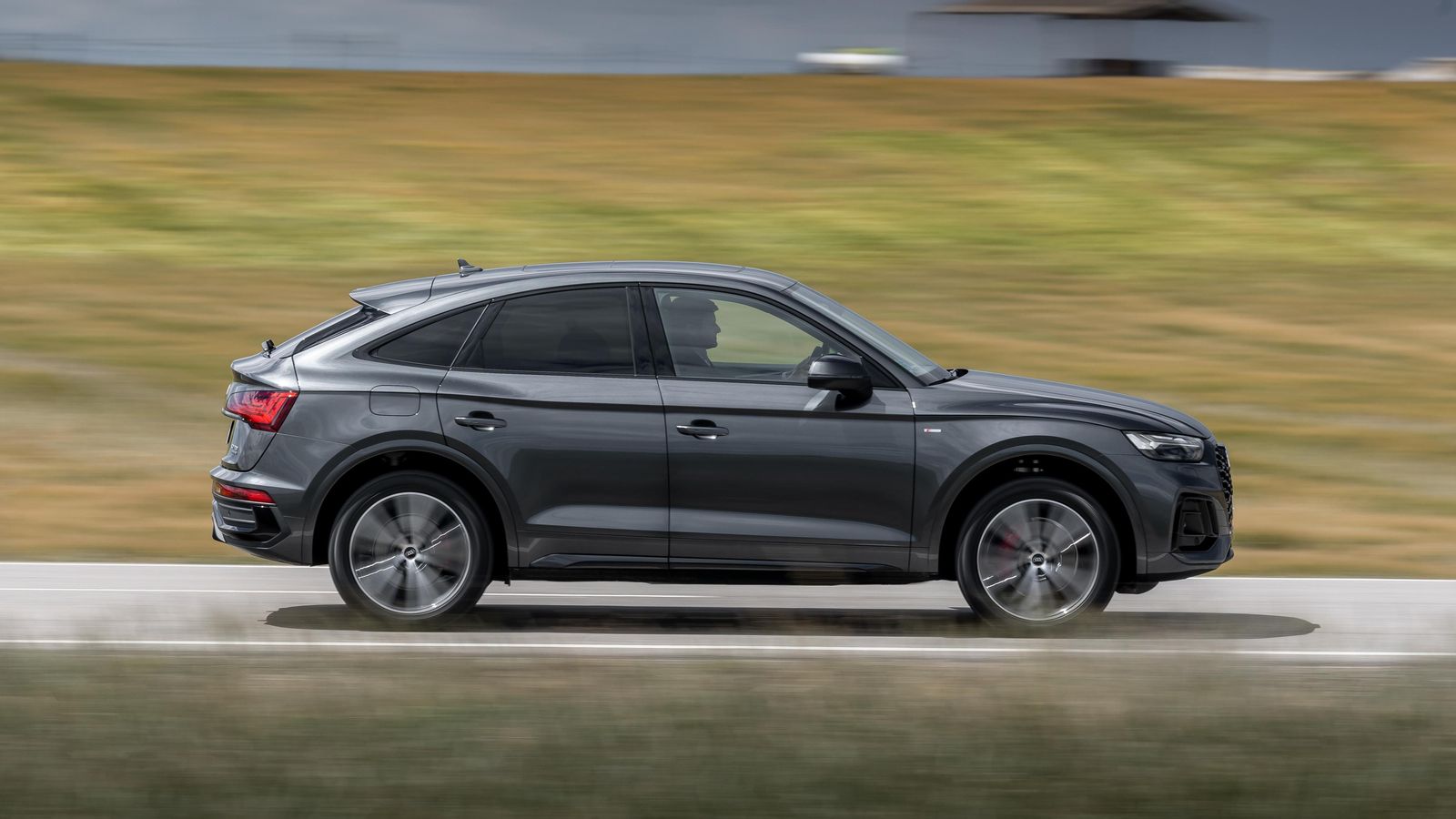 Es en la silueta donde mejor se aprecia cómo el techo desciende del pilar central hacia atrás.