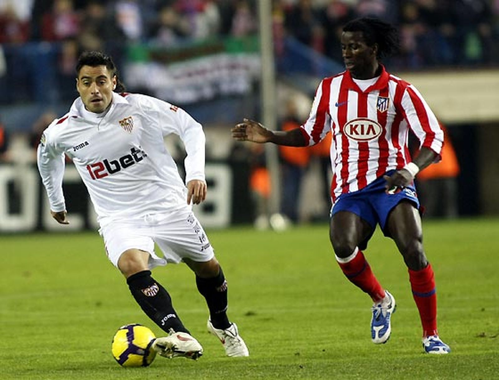 El Sevilla, que se adelantó en el marcador, salió derrotado del Calderón por un gol en propia puerta de Dragutinovic y otro de Antonio López en el 93.

Foto: José Ramón Ladra