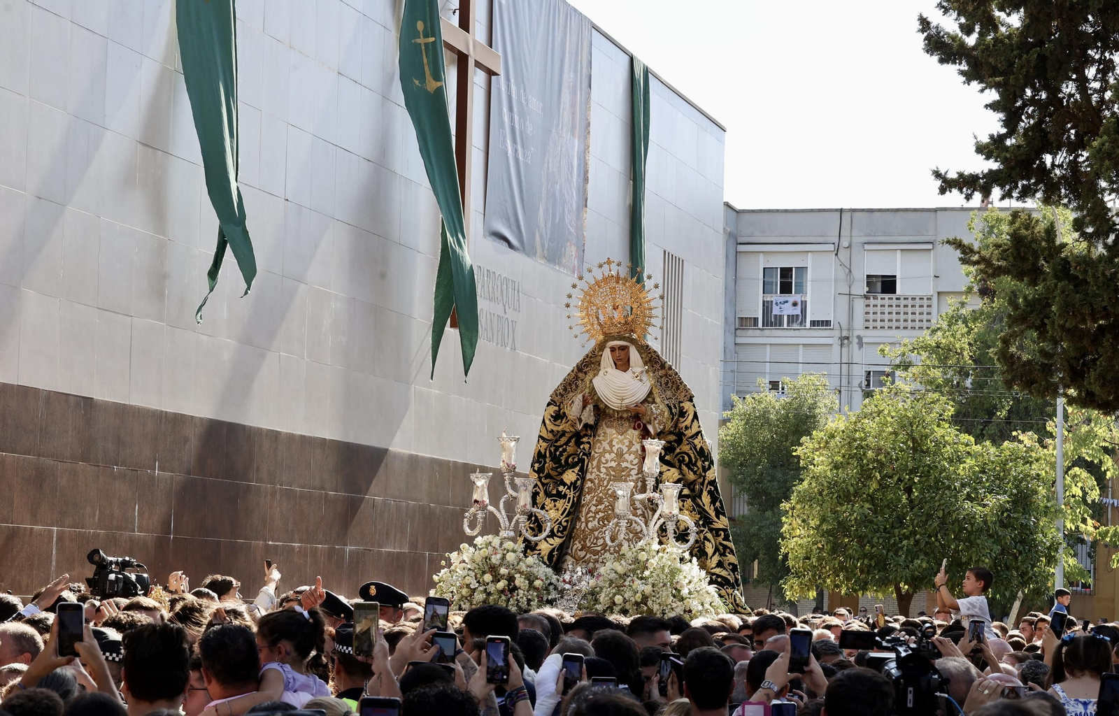 Fotos de la Misión de la Esperanza de Triana: del Tiro de Línea a las Letanías