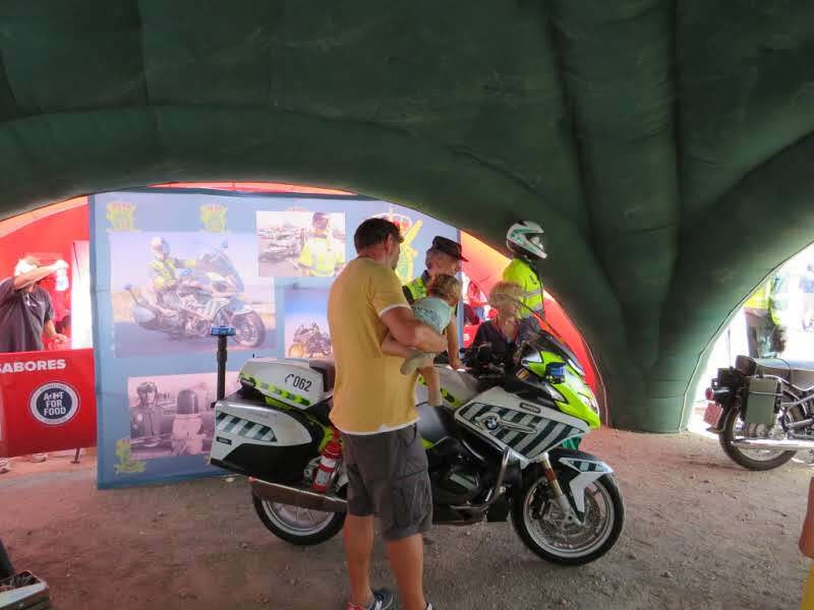 Garantes de la seguridad de los ciclistas de la Vuelta a España