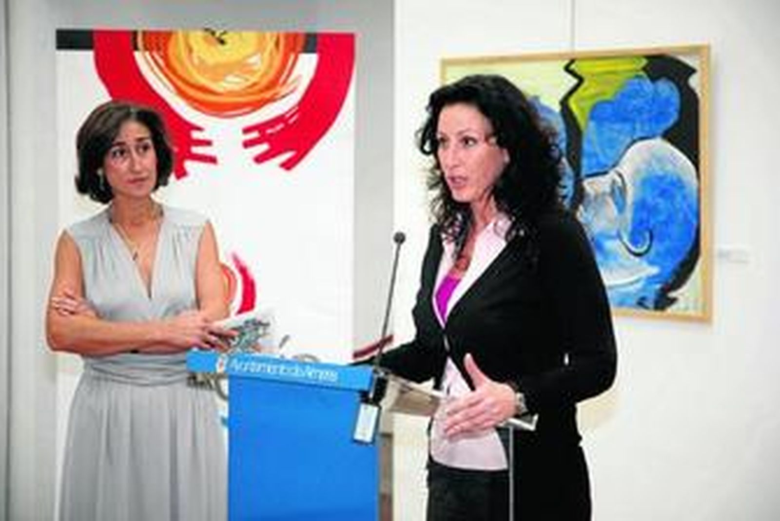 María Vázquez con Carmen Peña al fondo.