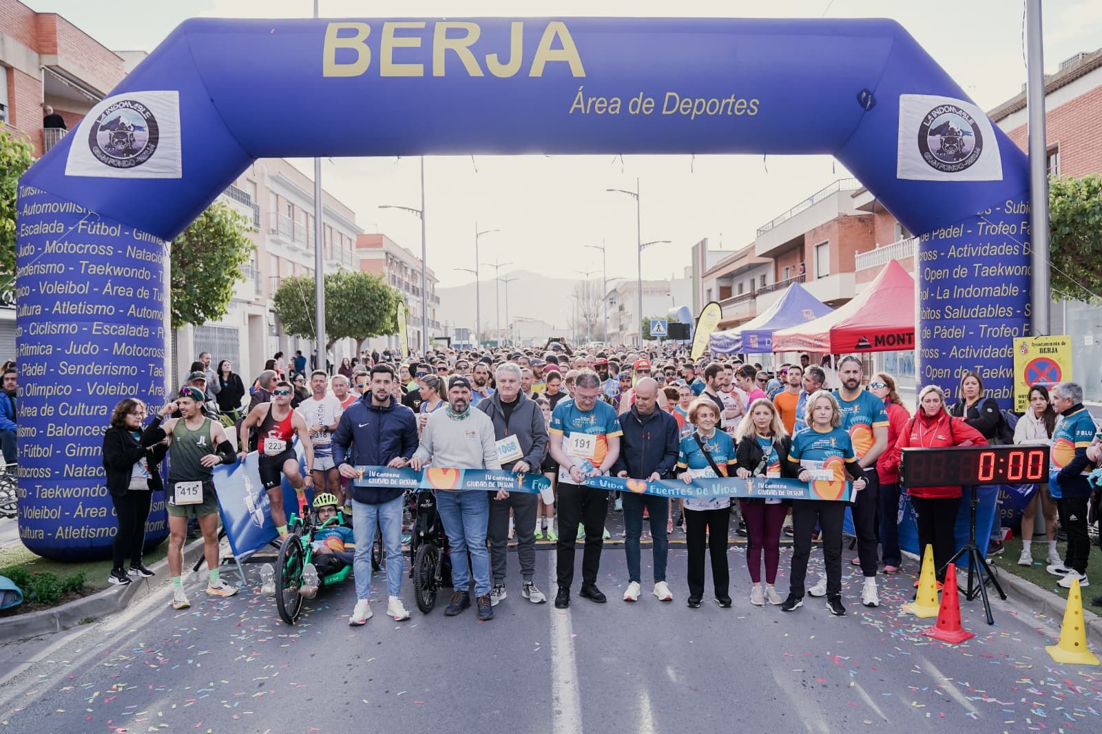 Corte de cinta antes de dar comienzo a la prueba celebrada en la localidad almeriense de Berja.