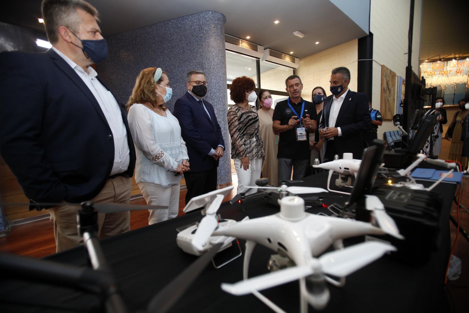 Las autoridades asistentes conocen los drones expuestos en las jornadas