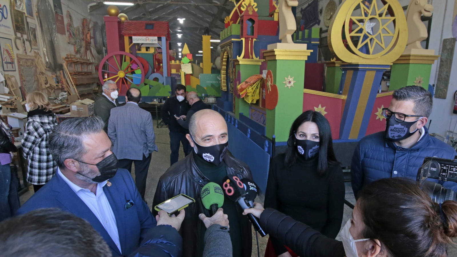 Visita de sus Majestades al taller de fiestas del ayuntamiento de Jerez