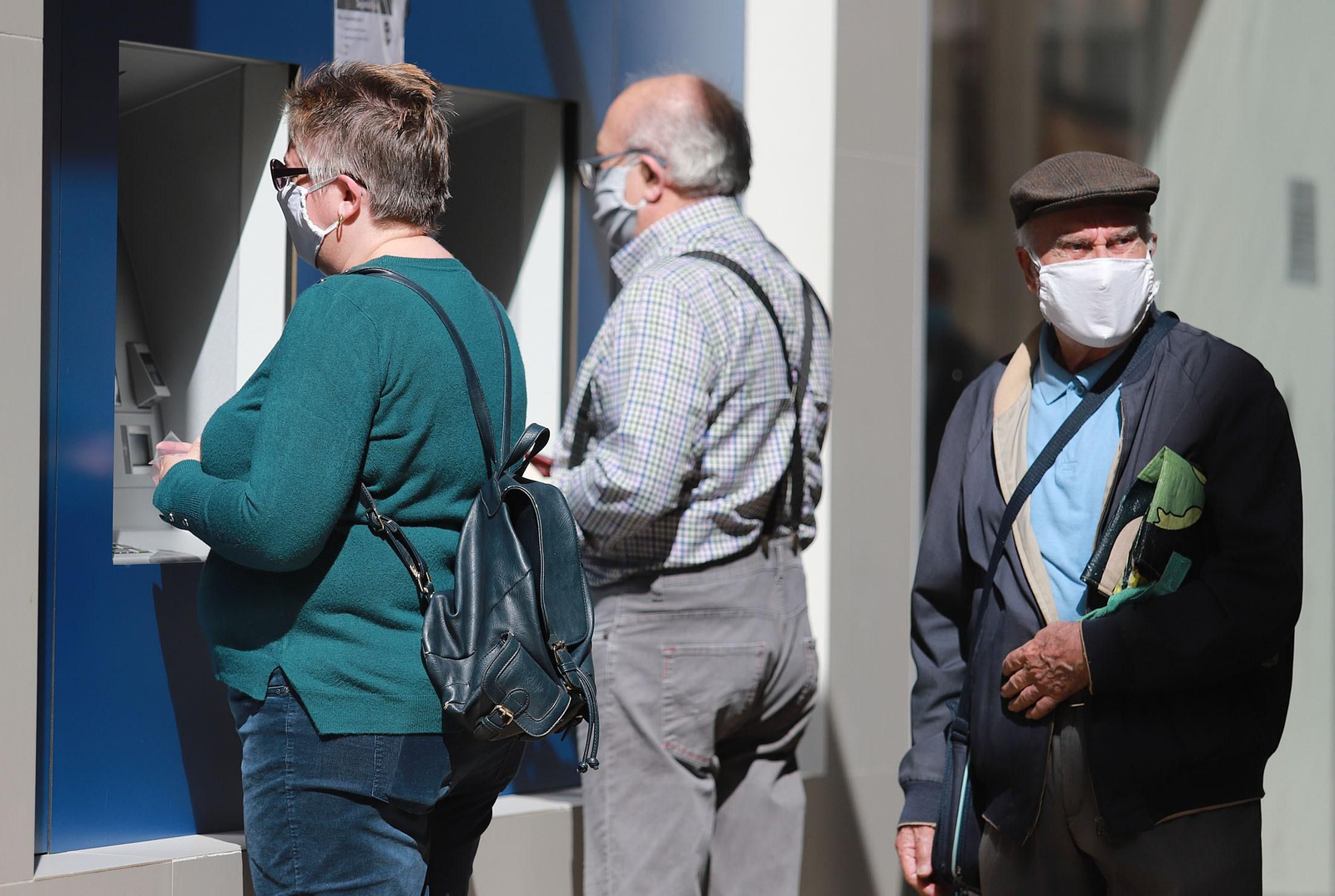 Imágenes de la desescalada en Huelva, primeras horas de la jornada de la fase uno en las calles de la ciudad.