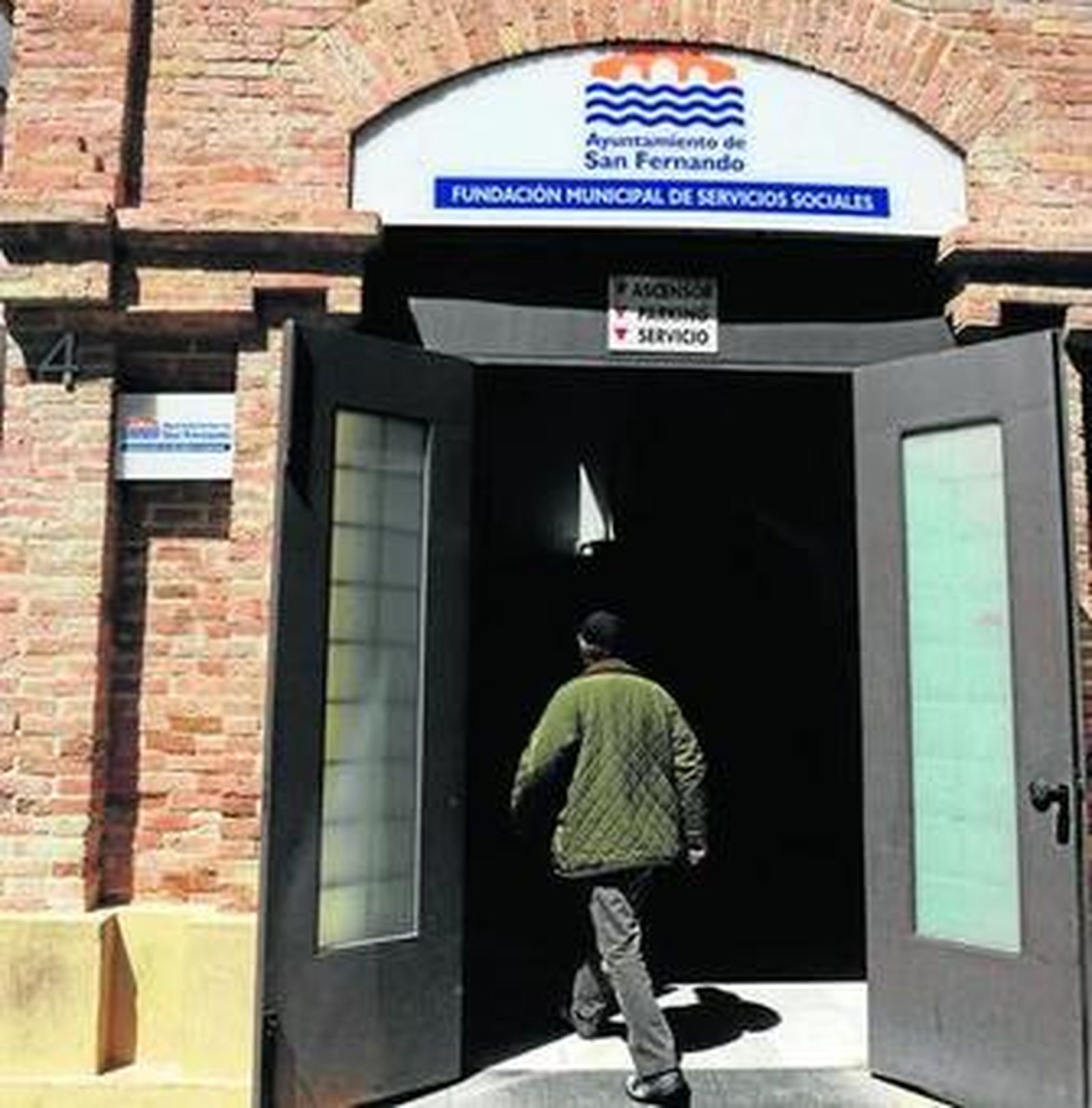 Acceso principal a las oficinas municipales de Servicios Sociales.