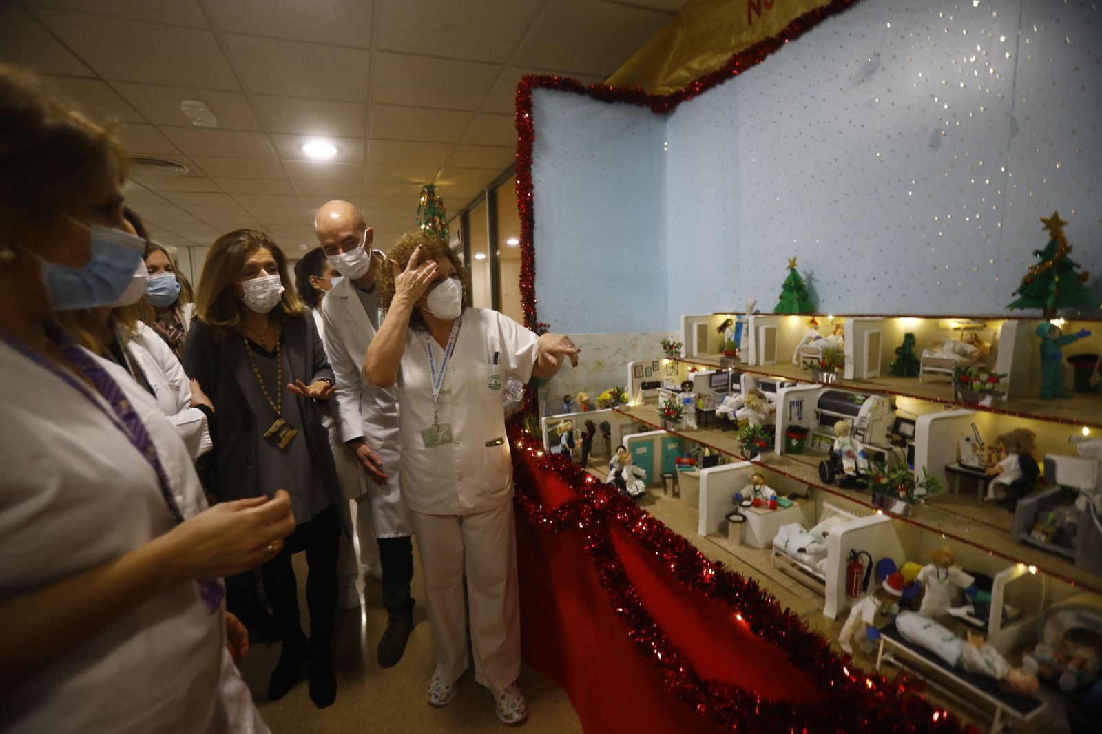 El Hospital Reina Sofía enciende la Navidad, en imágenes