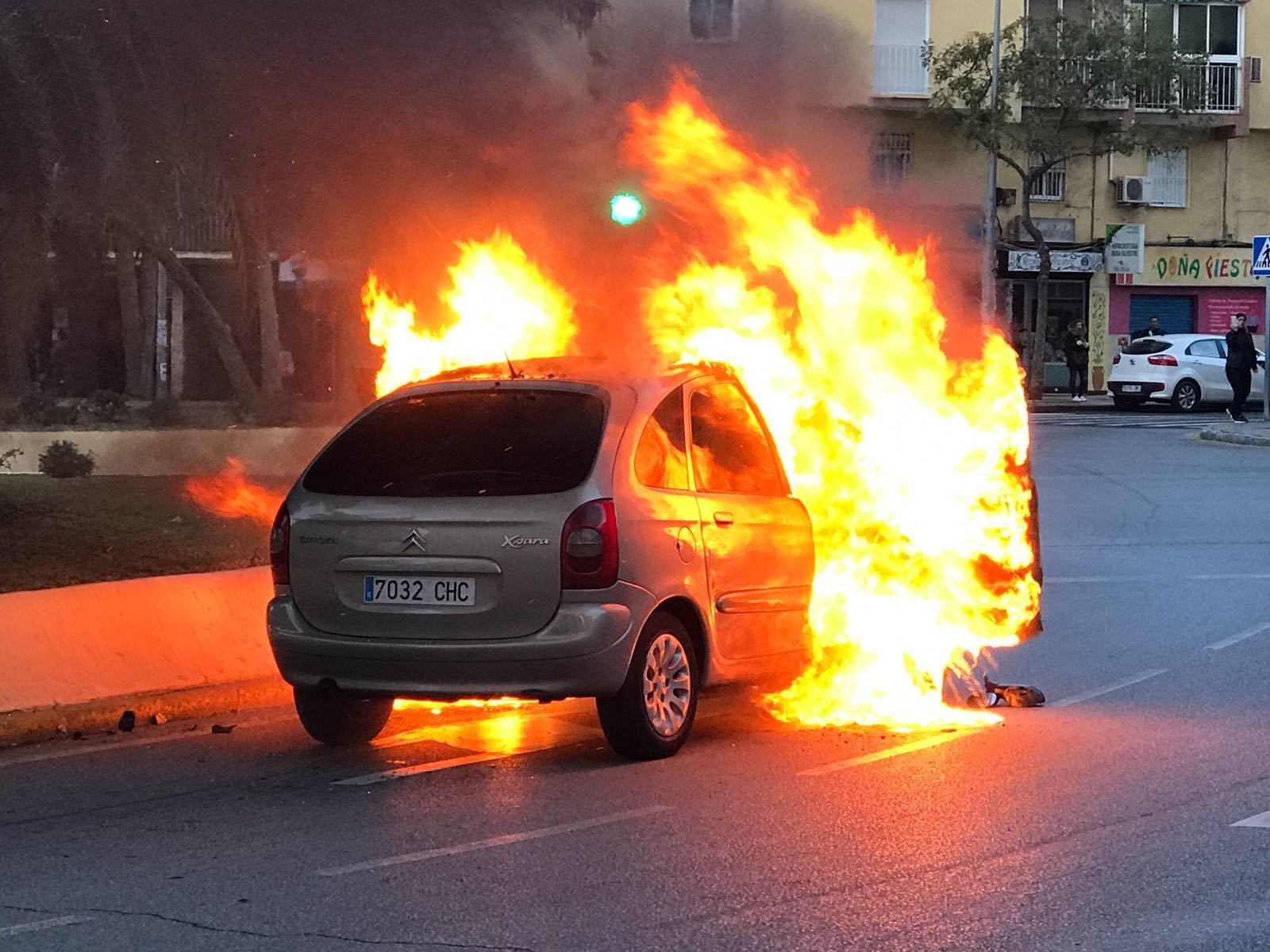 Arde un vehículo junto a la gasolineras Las Chapas