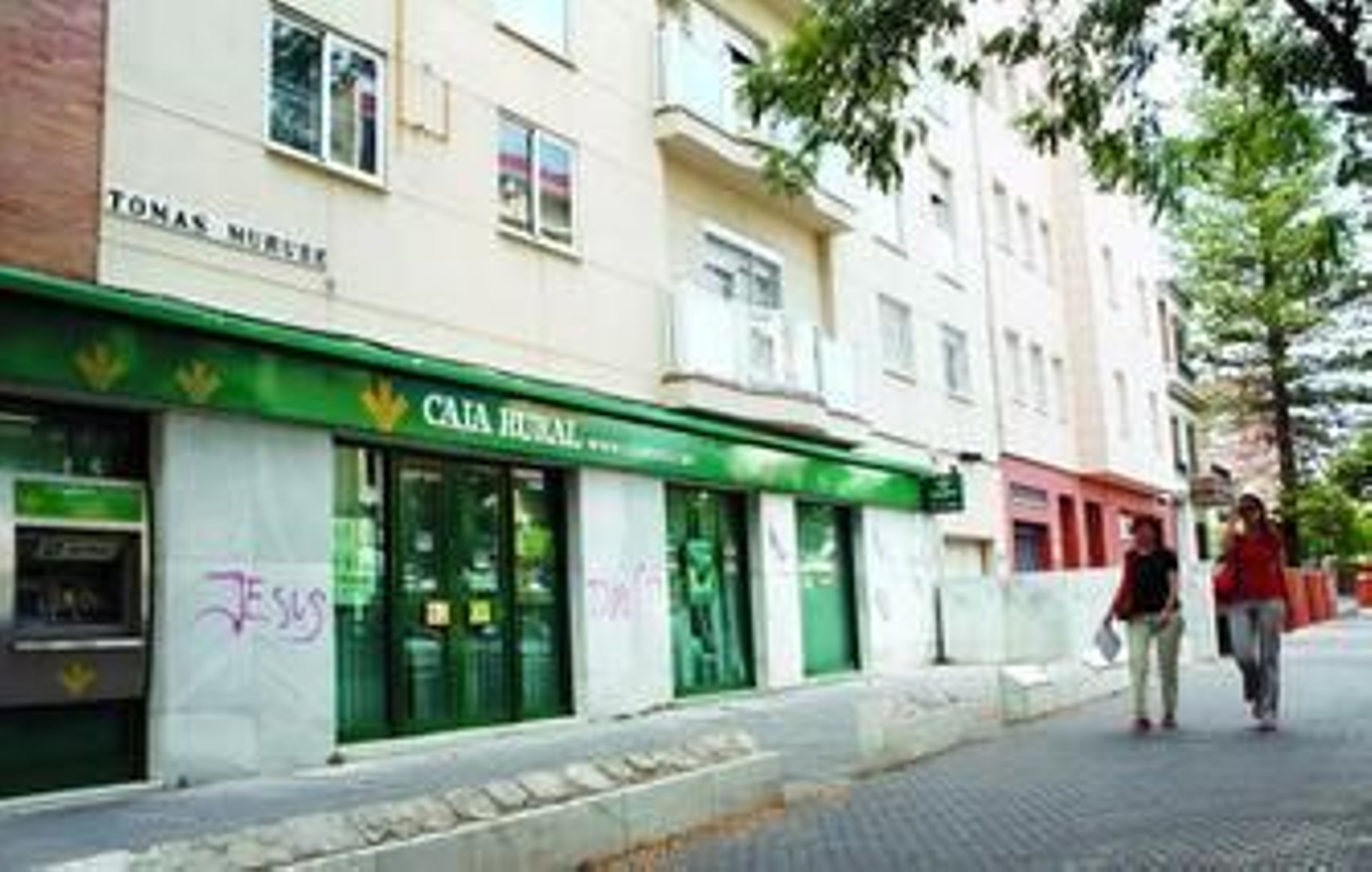 Dos viandantes caminan por la calle Tomás Murube, en Nervión.