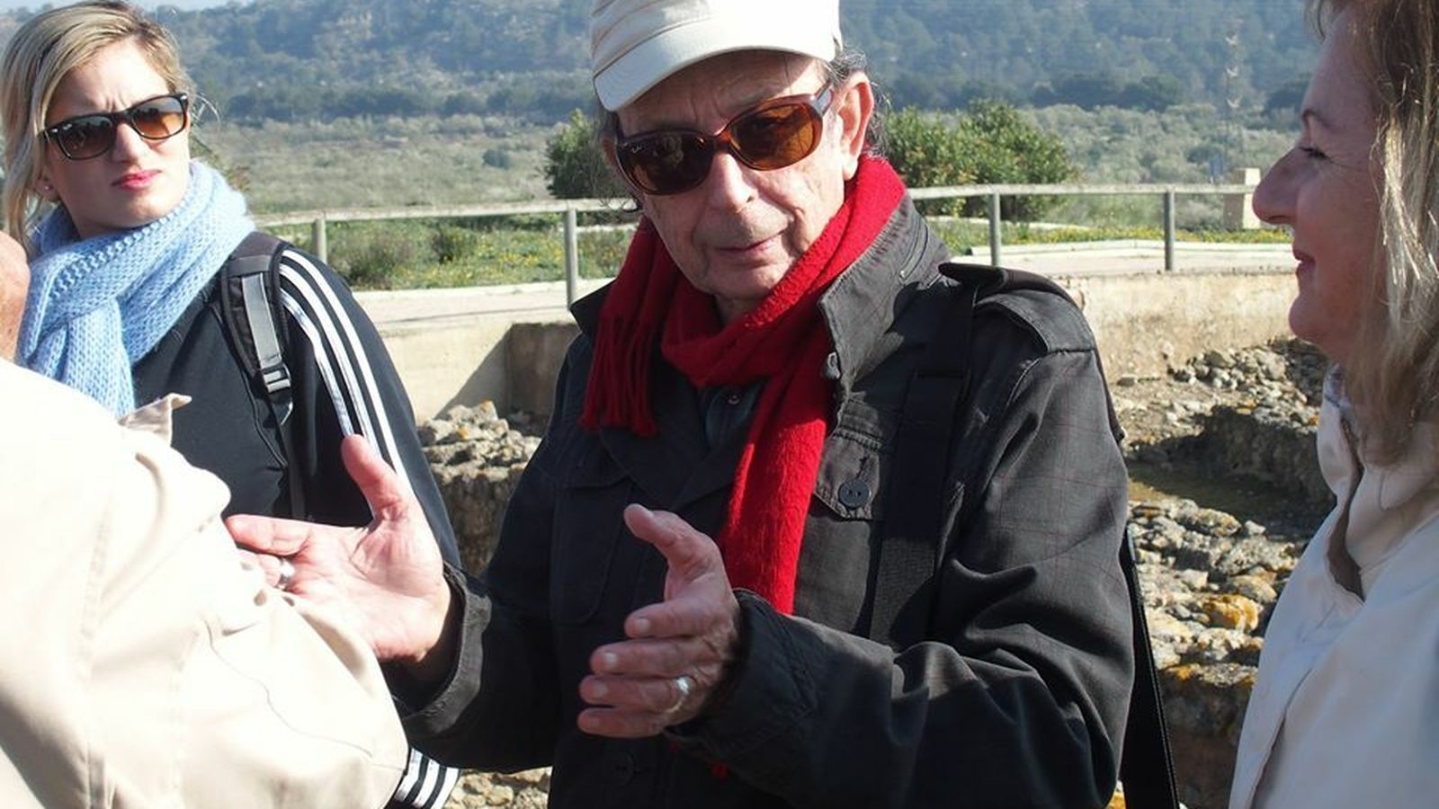 El catedrático de Prehistoria, durante la visita organizada este fin de semana a los lugares culturales de la Sierra.