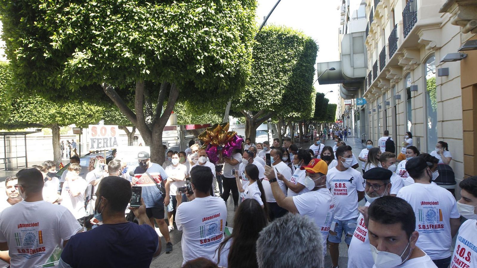 Los feriantes, a las puertas de la Delegación del Gobierno de la Junta de Andalucía