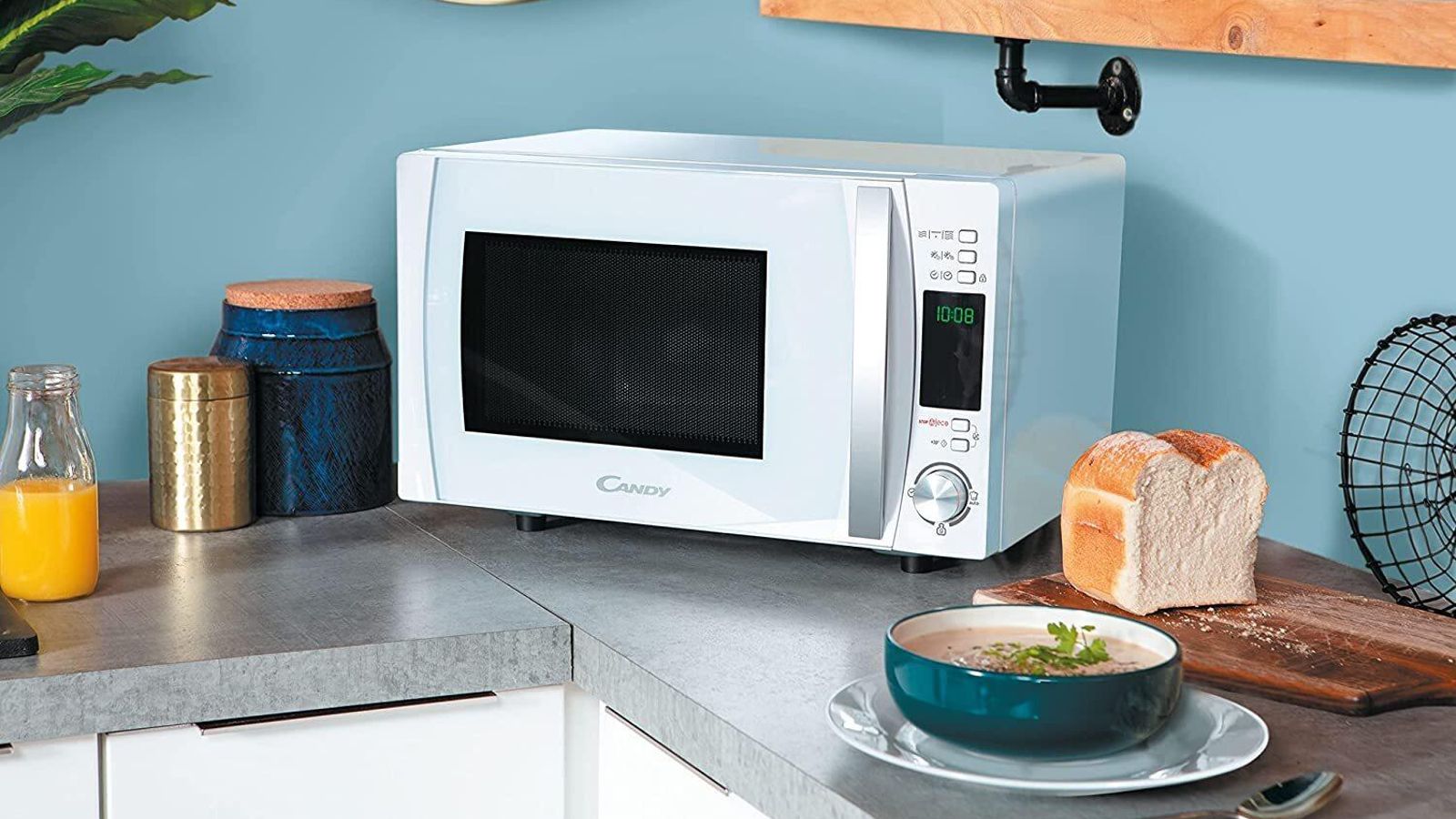 Microondas en la cocina de una casa