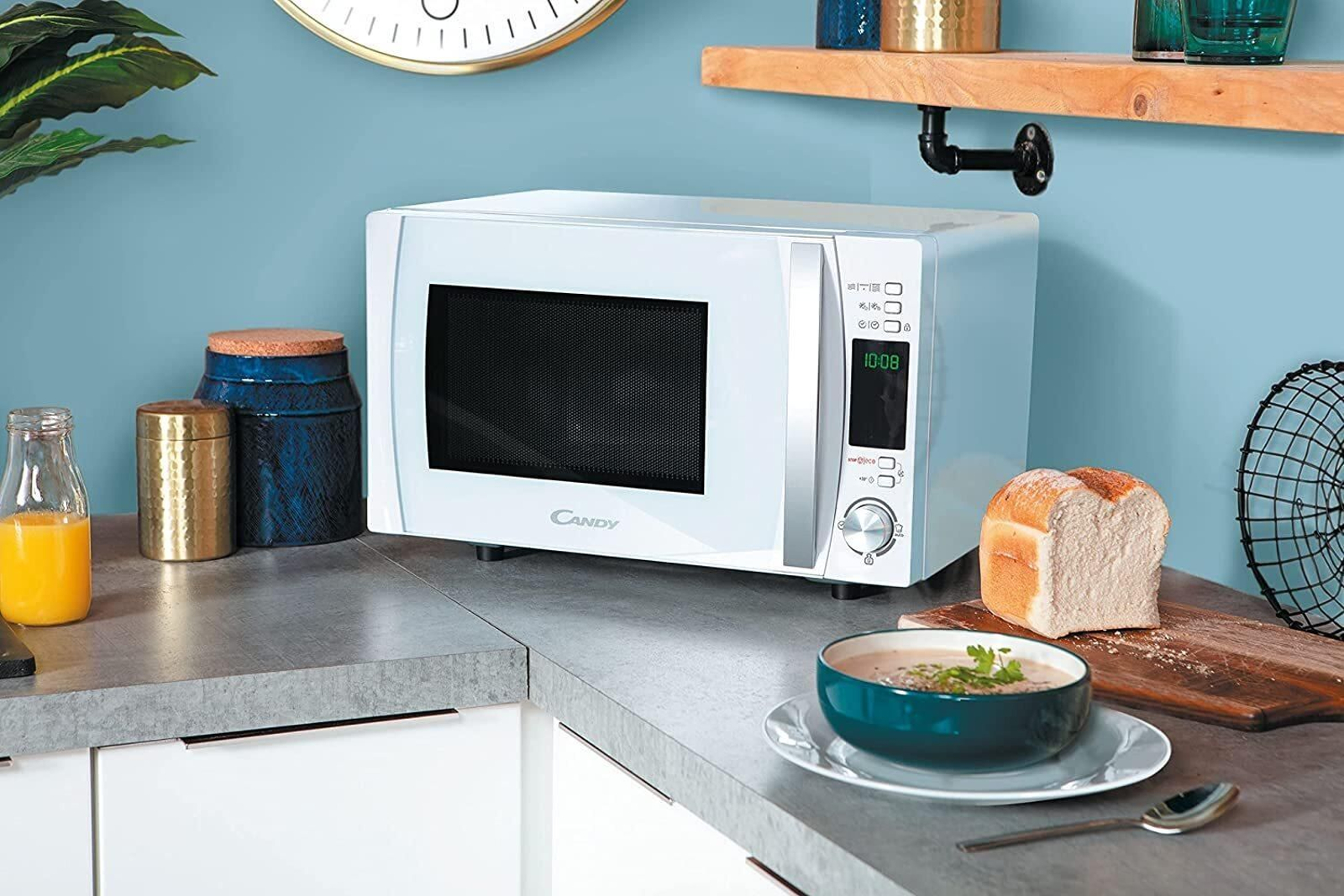 Microondas en el interior de una cocina