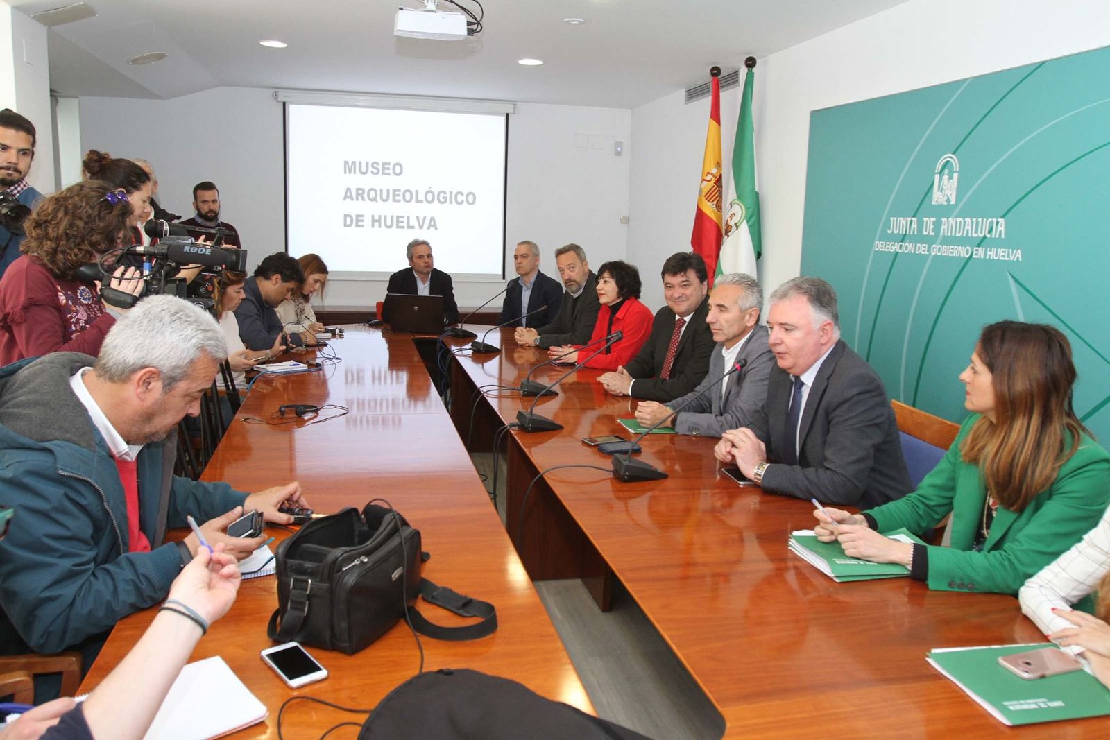 El consejero de Cultura, Miguel Ángel Vázquez, presenta el proyecto de rehabilitación del Banco de España como sede del Museo Arqueológico de Huelva.