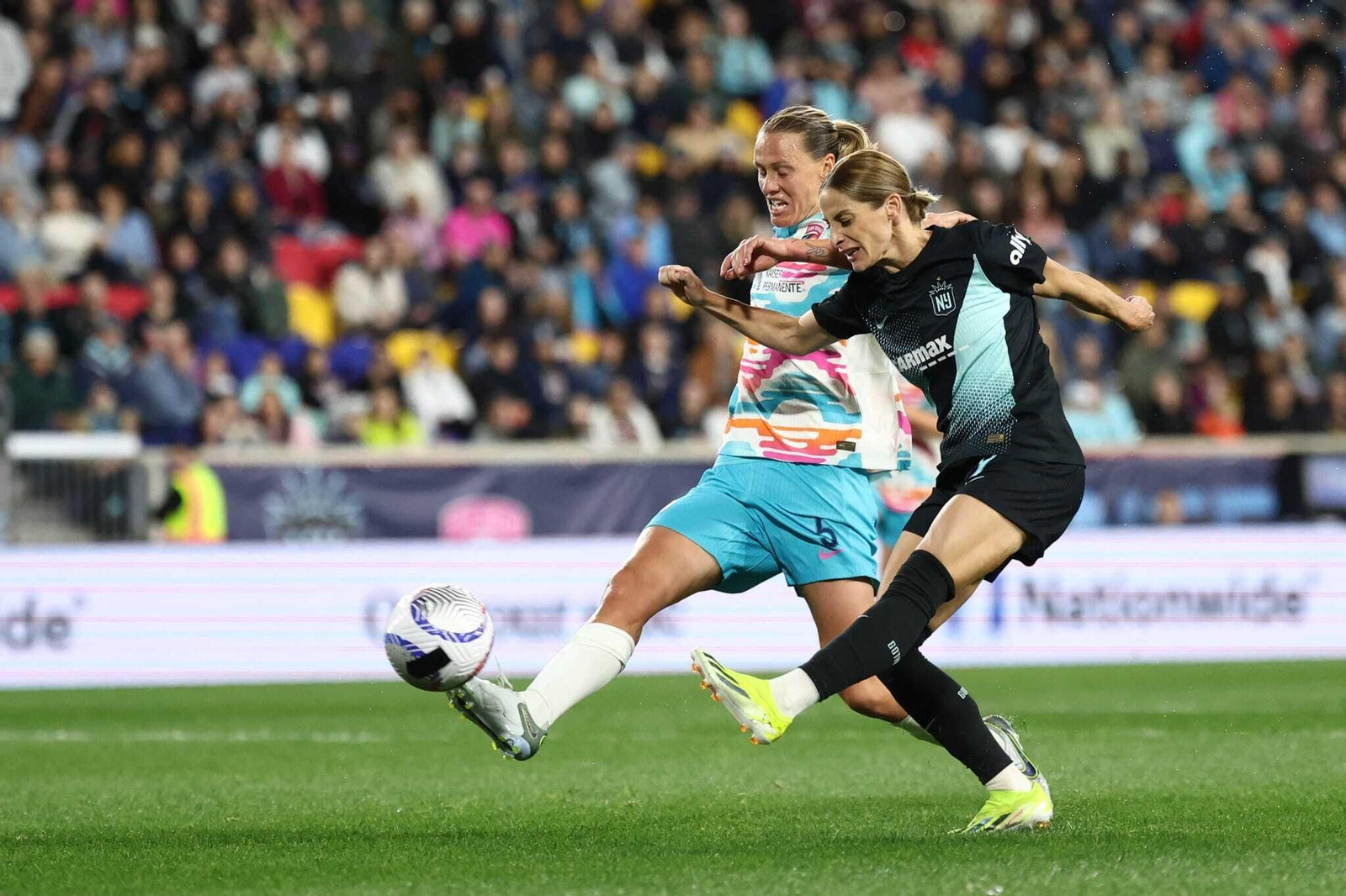 Esther González dispara ante una jugadora rival en el primer partido de la liga americana.